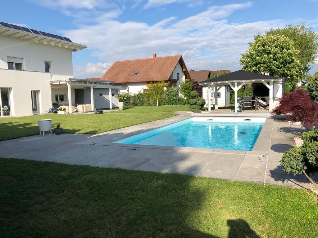 Poolanlage - Hausansicht