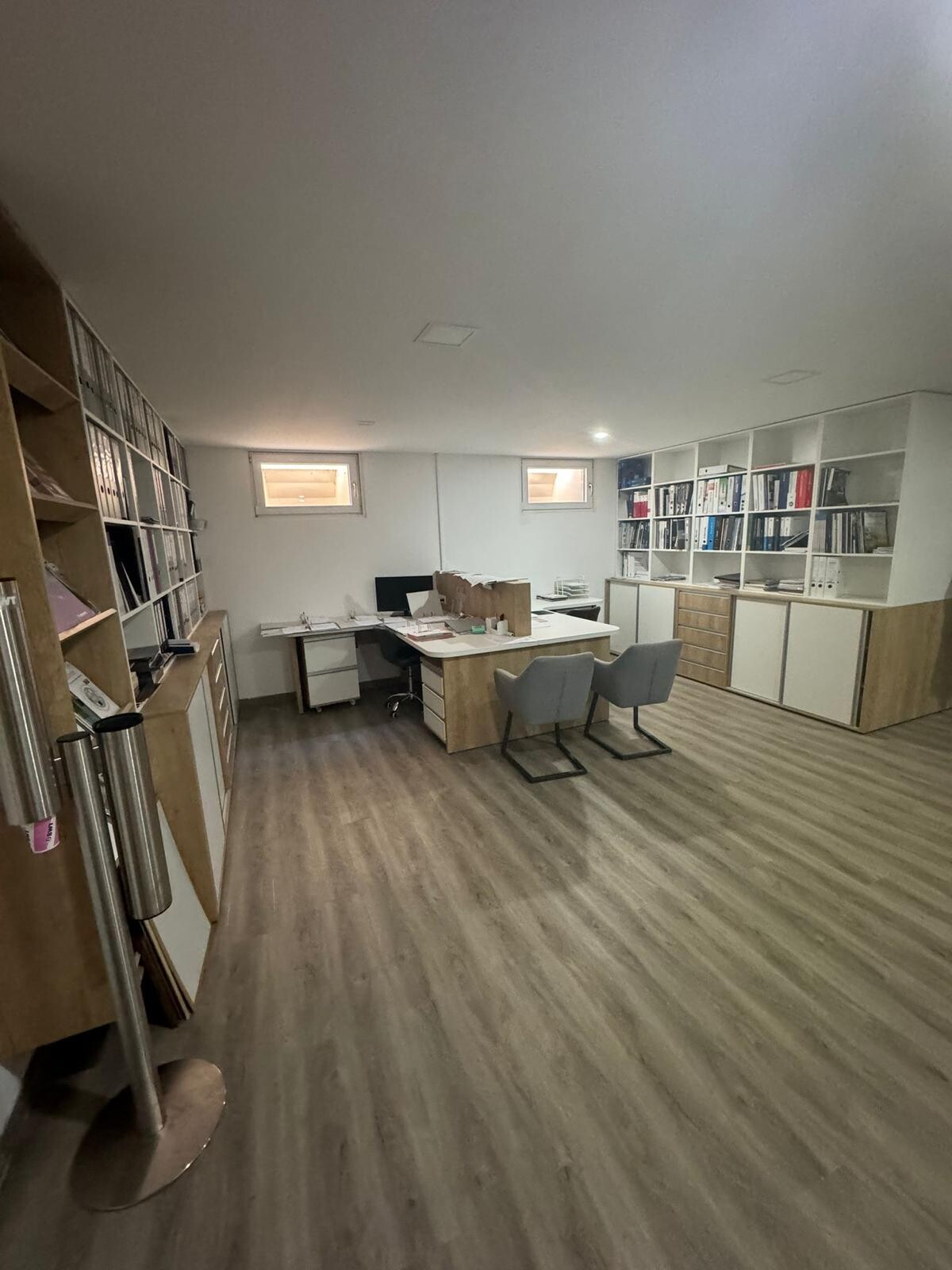 großzügiges Büro im UG