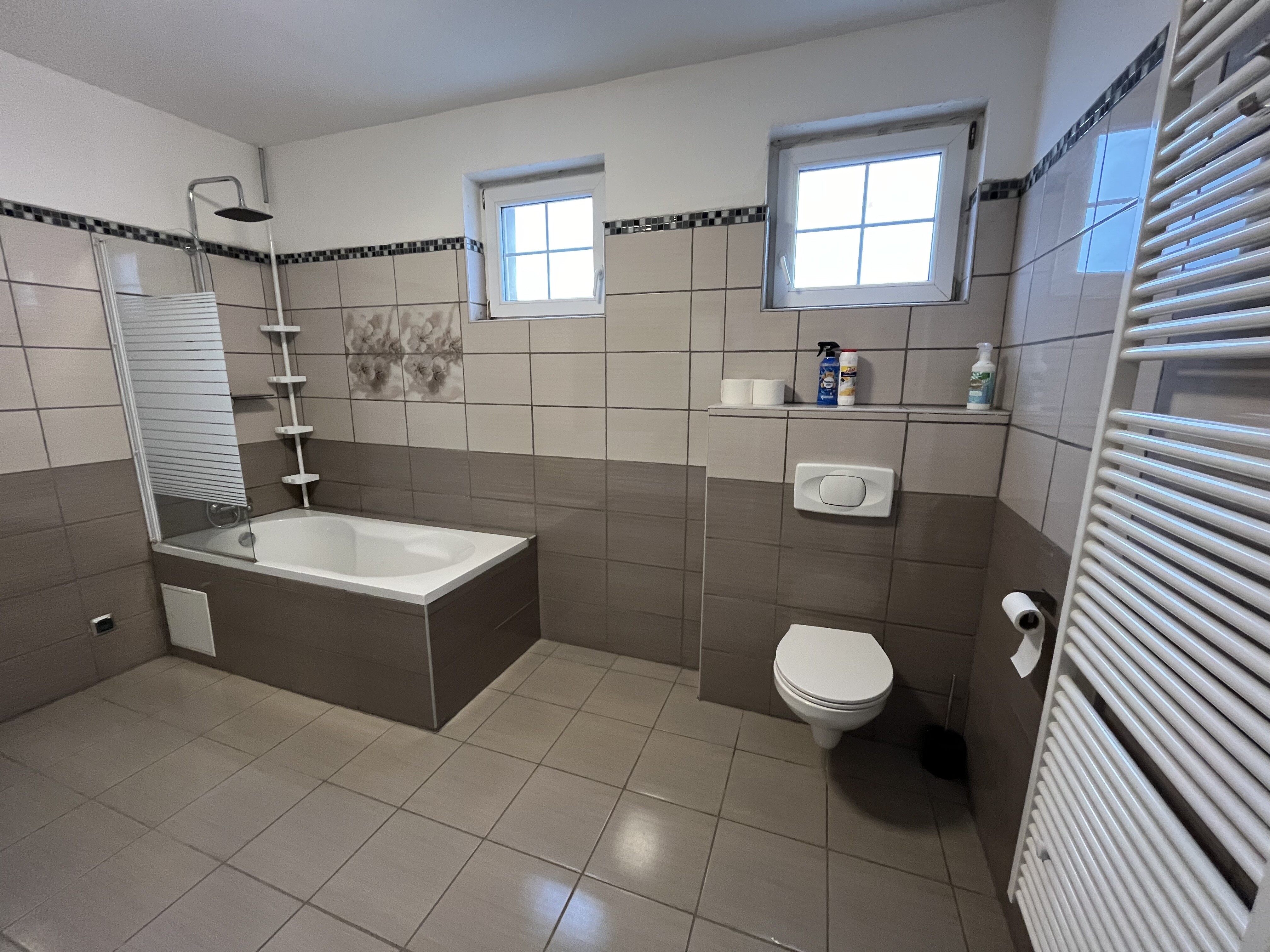 OG Bad mit Wanne und WC