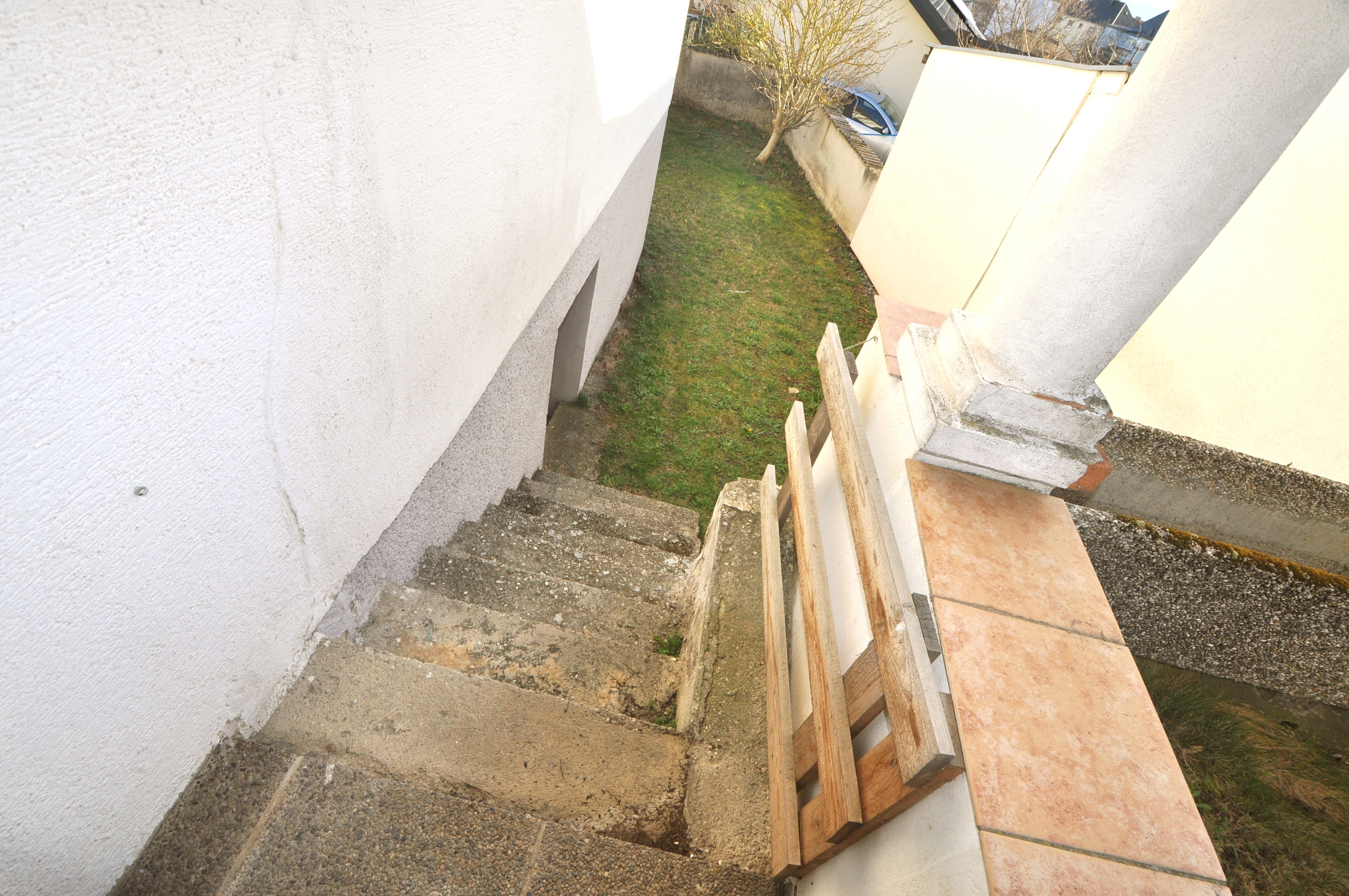 Treppe zum Erdkeller und zweiter Gartenteil