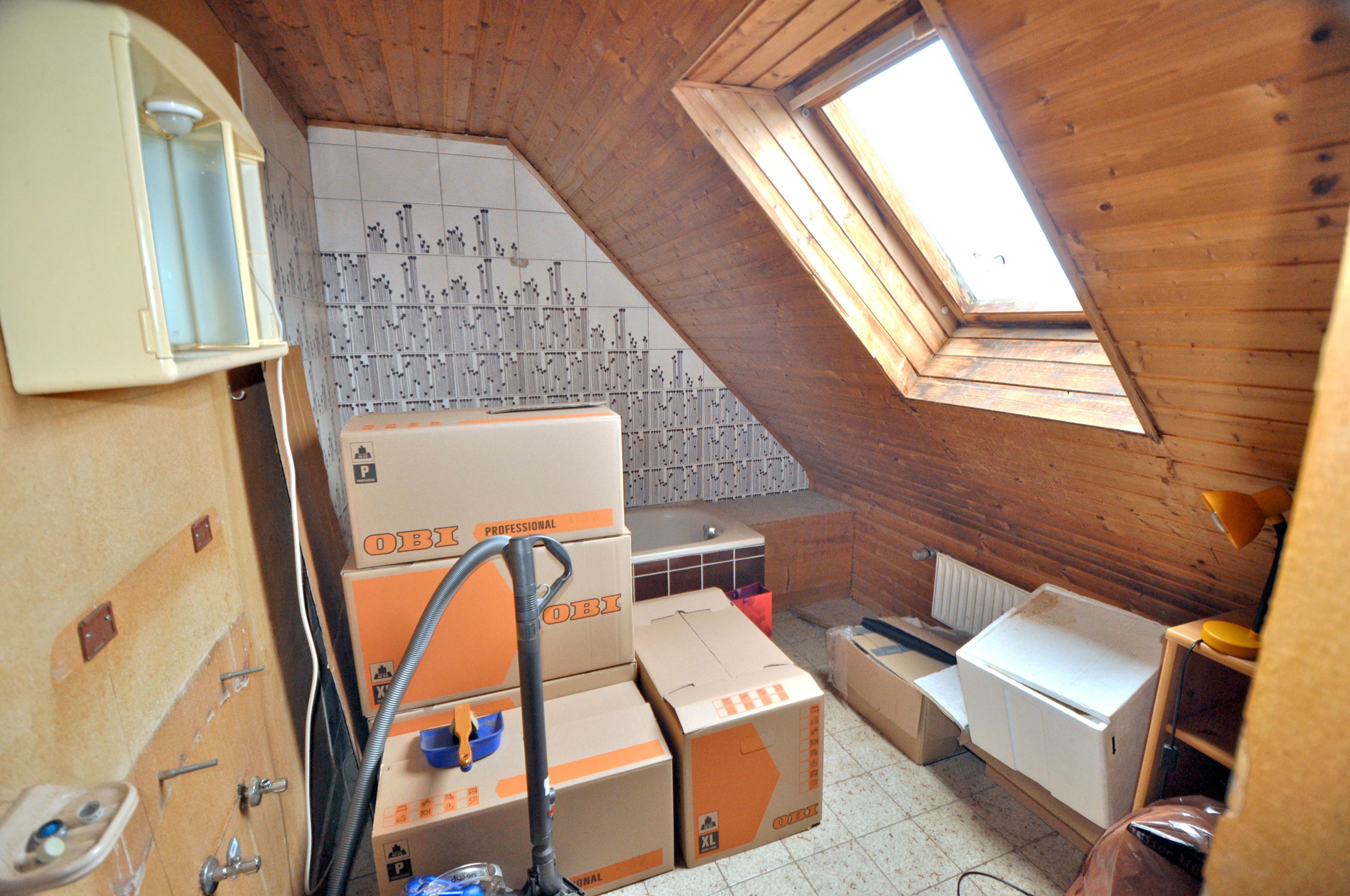 Badezimmer mit Wanne und WC im Dachgeschoss