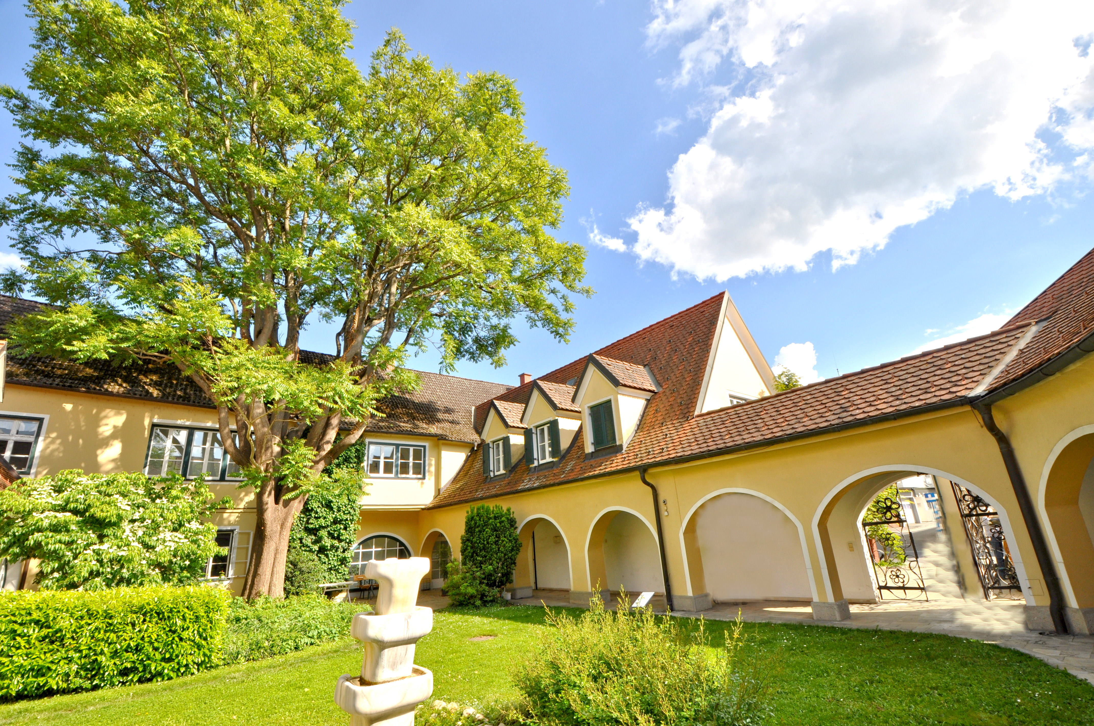 Innenhof mit Blick auf das Eingangstor