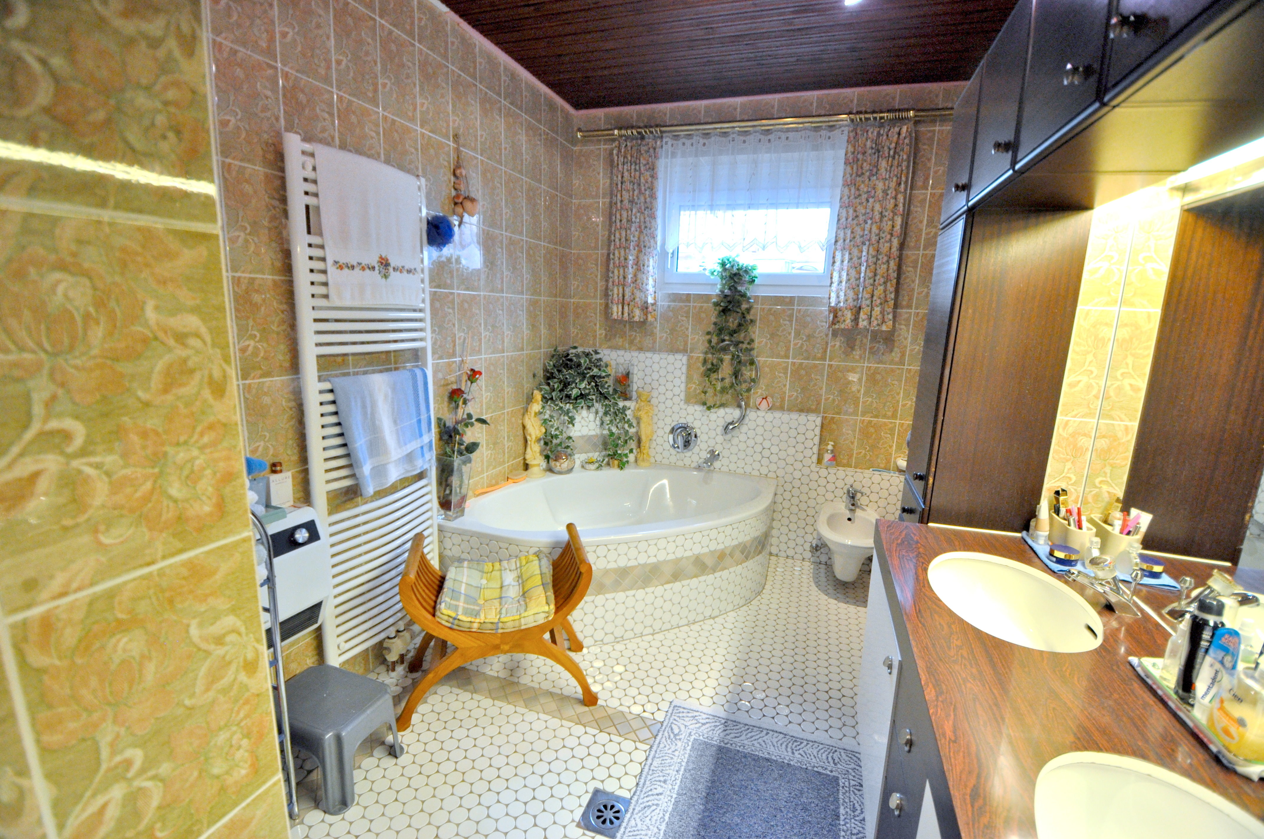 Badezimmer mit großer Badewanne