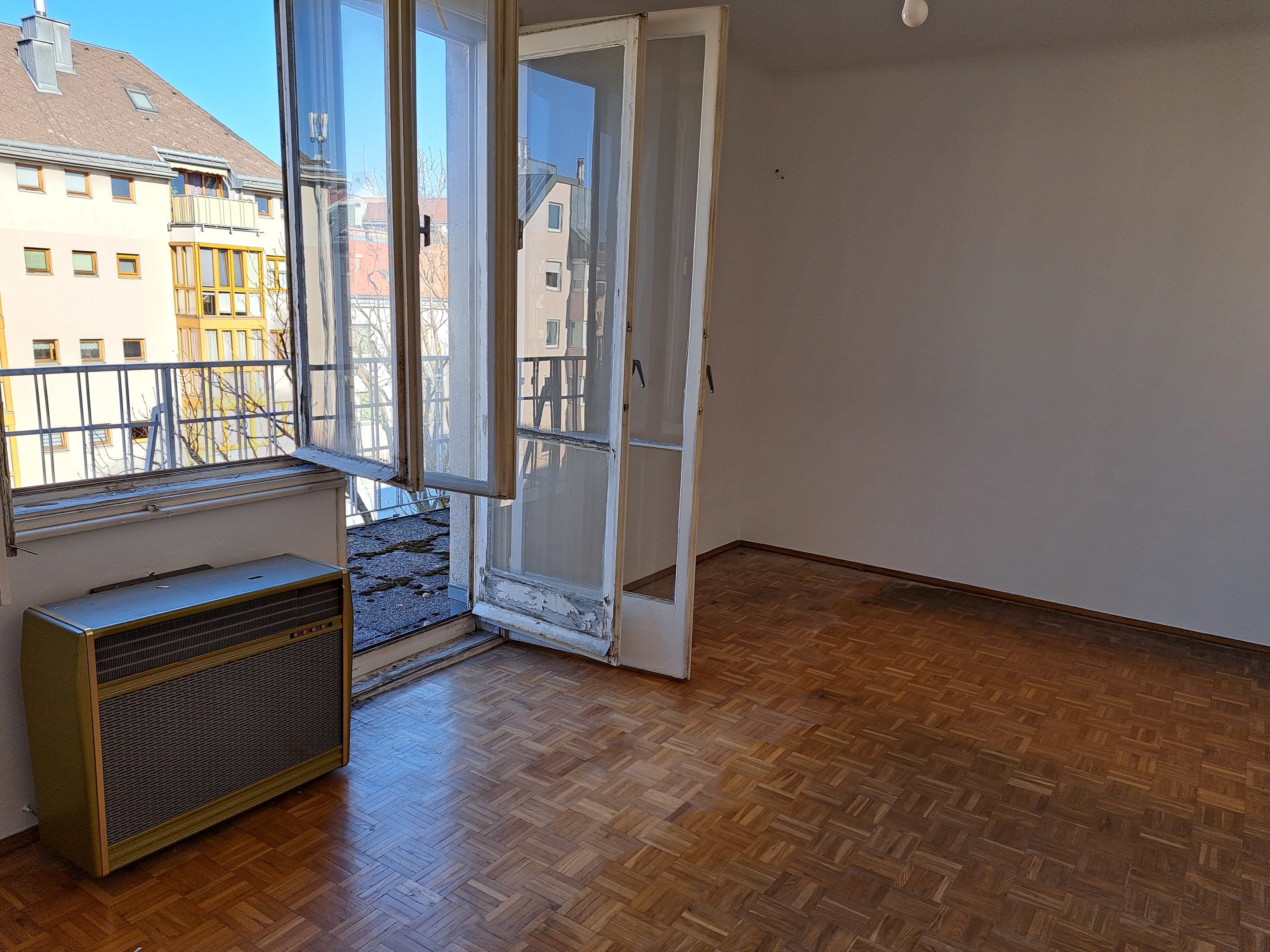 Schlafzimmer mit Ausgang auf den Balkon