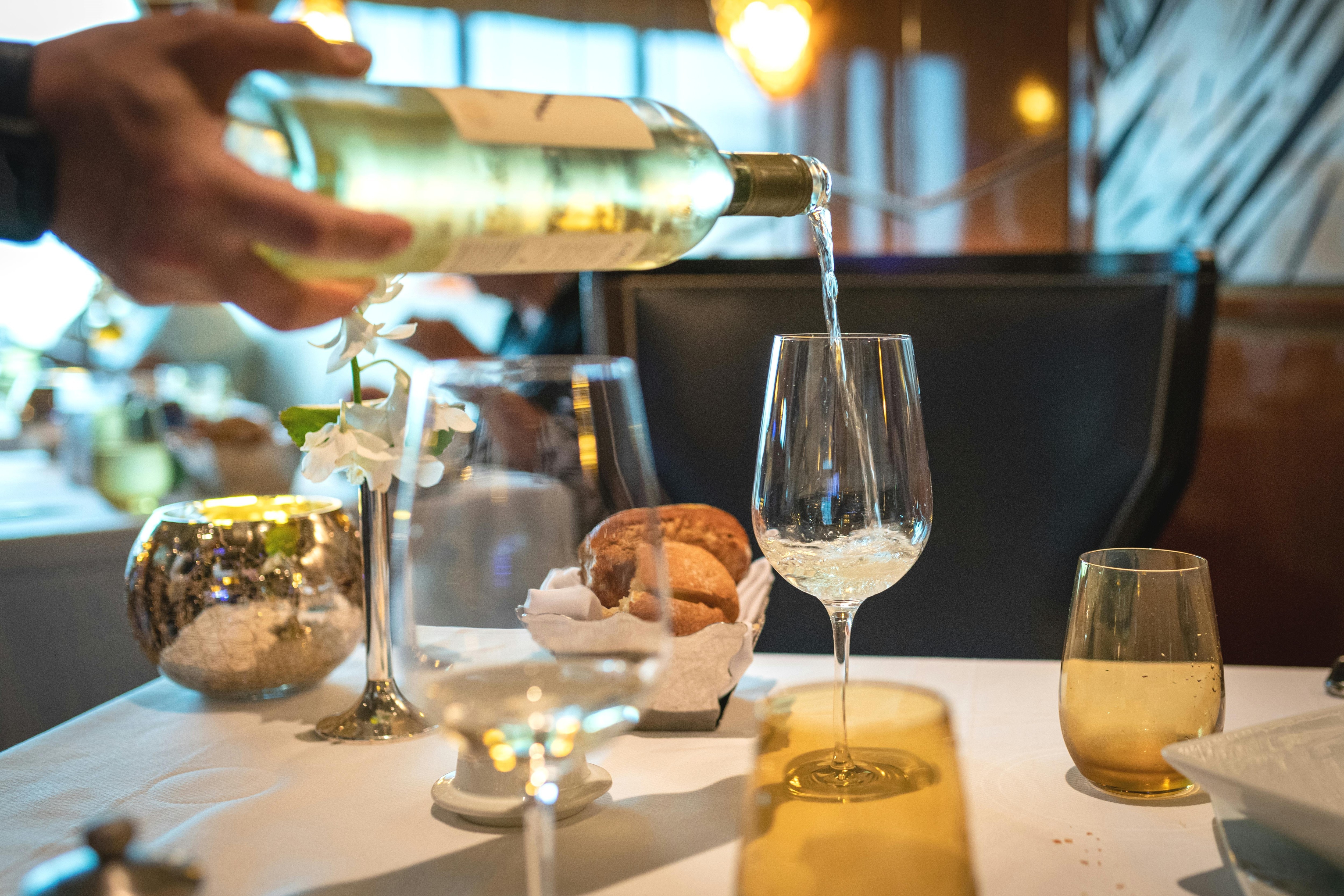 Symbolfoto - Wein einschenken