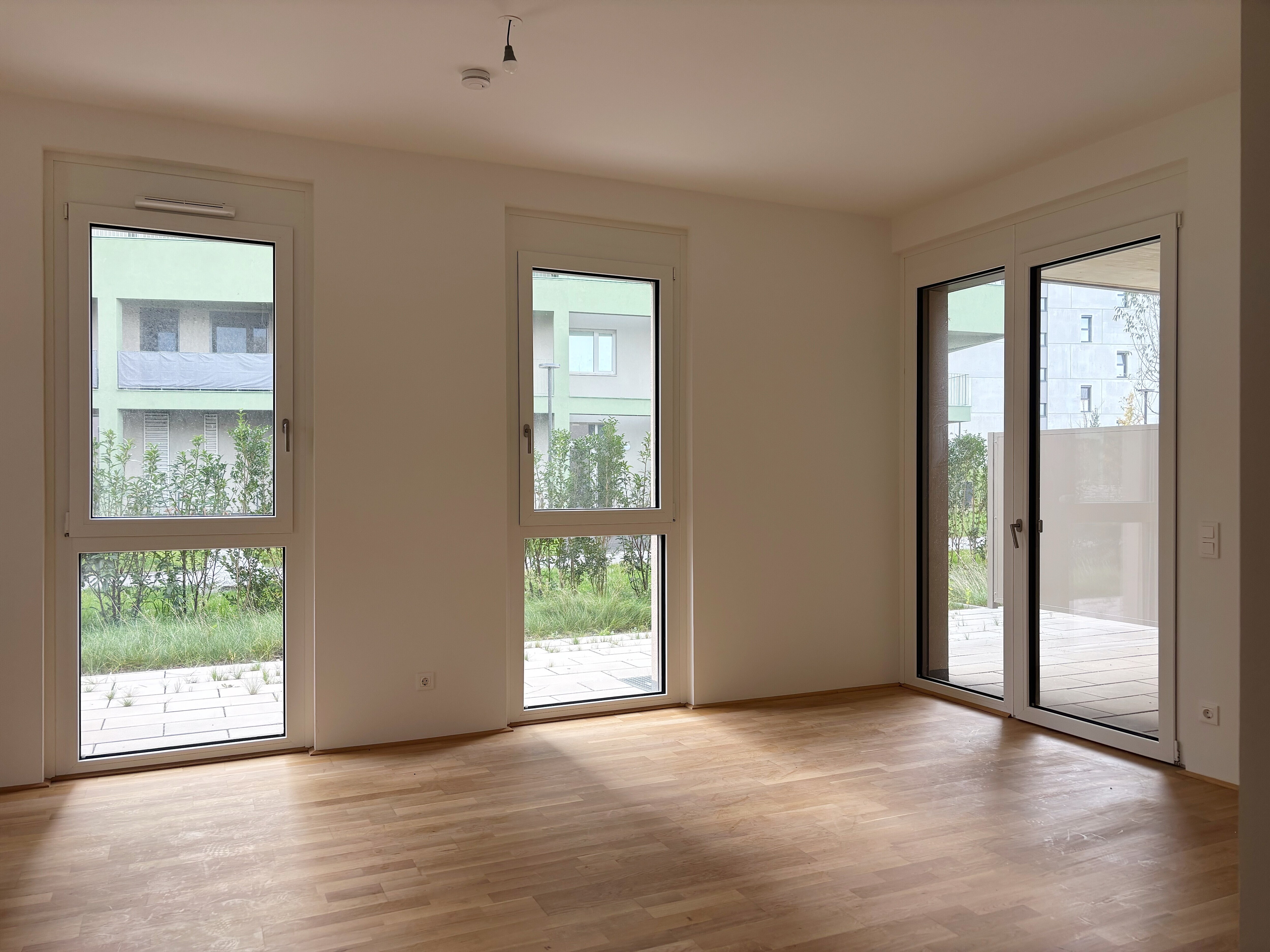 B6EEAA0A-3D79-4EE3-970F-B640A6851BB9