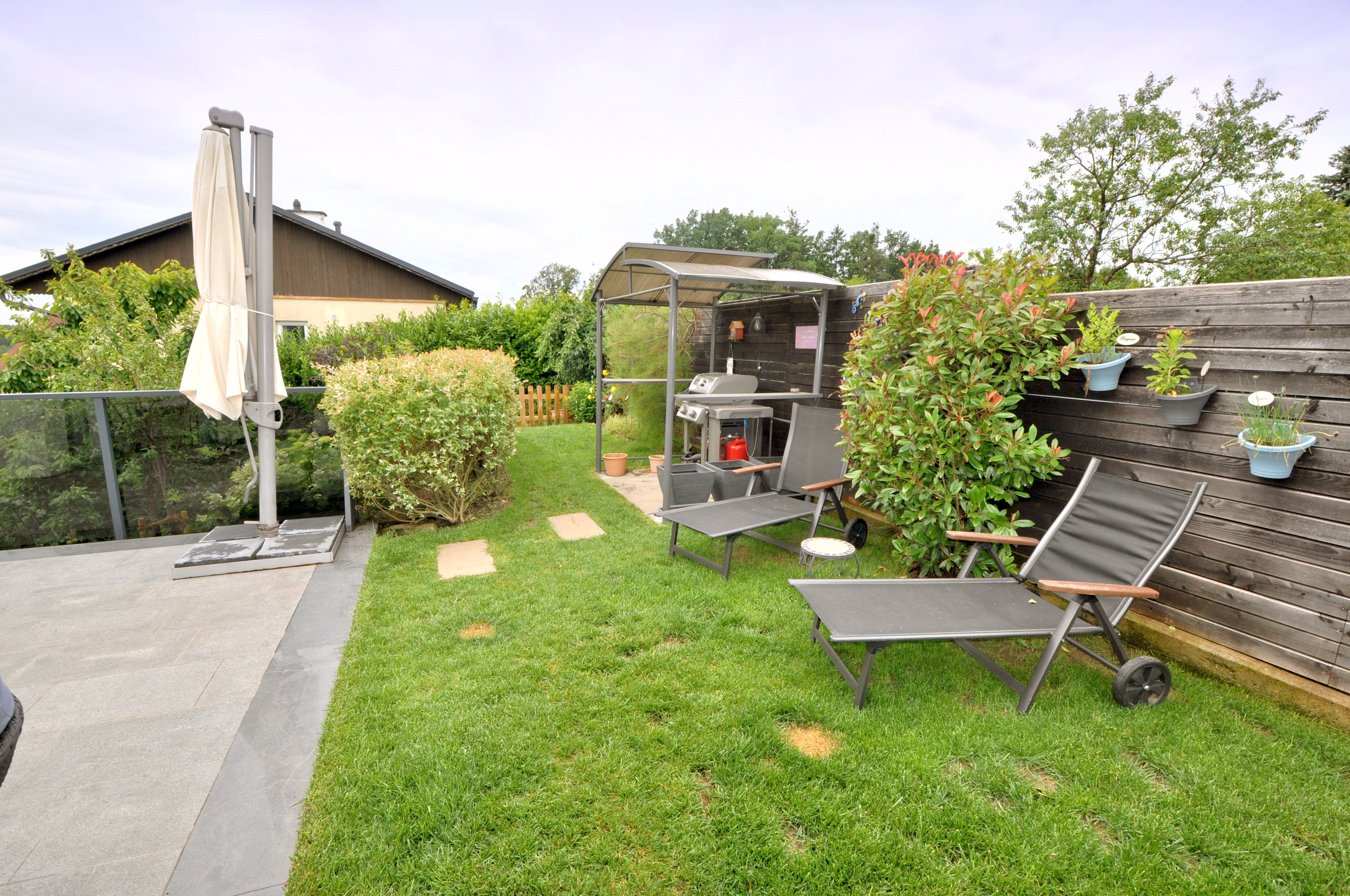 Garten neben der Terrasse