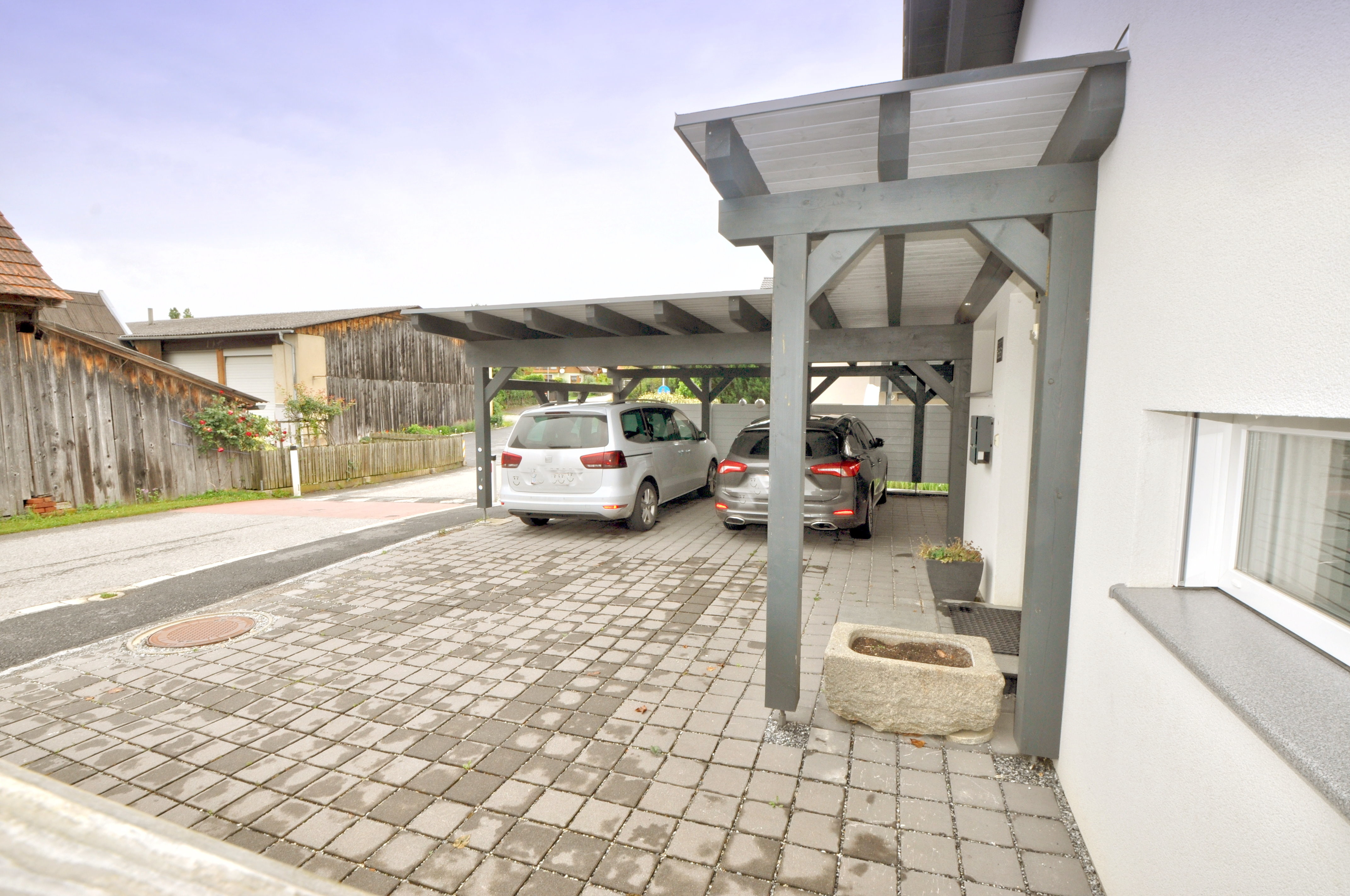 Carport und Zufahrt