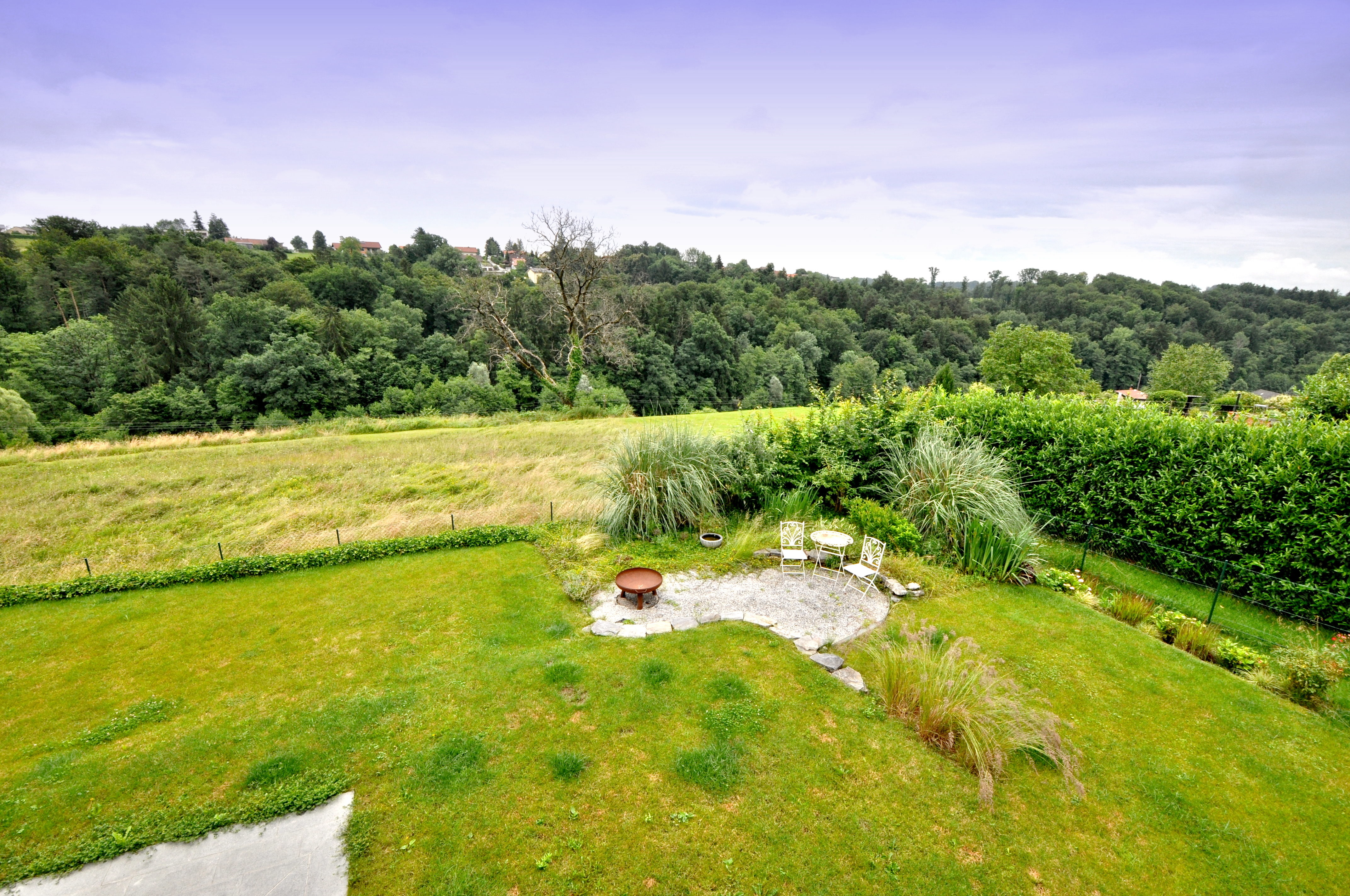 Blick in den Garten von der Terrasse