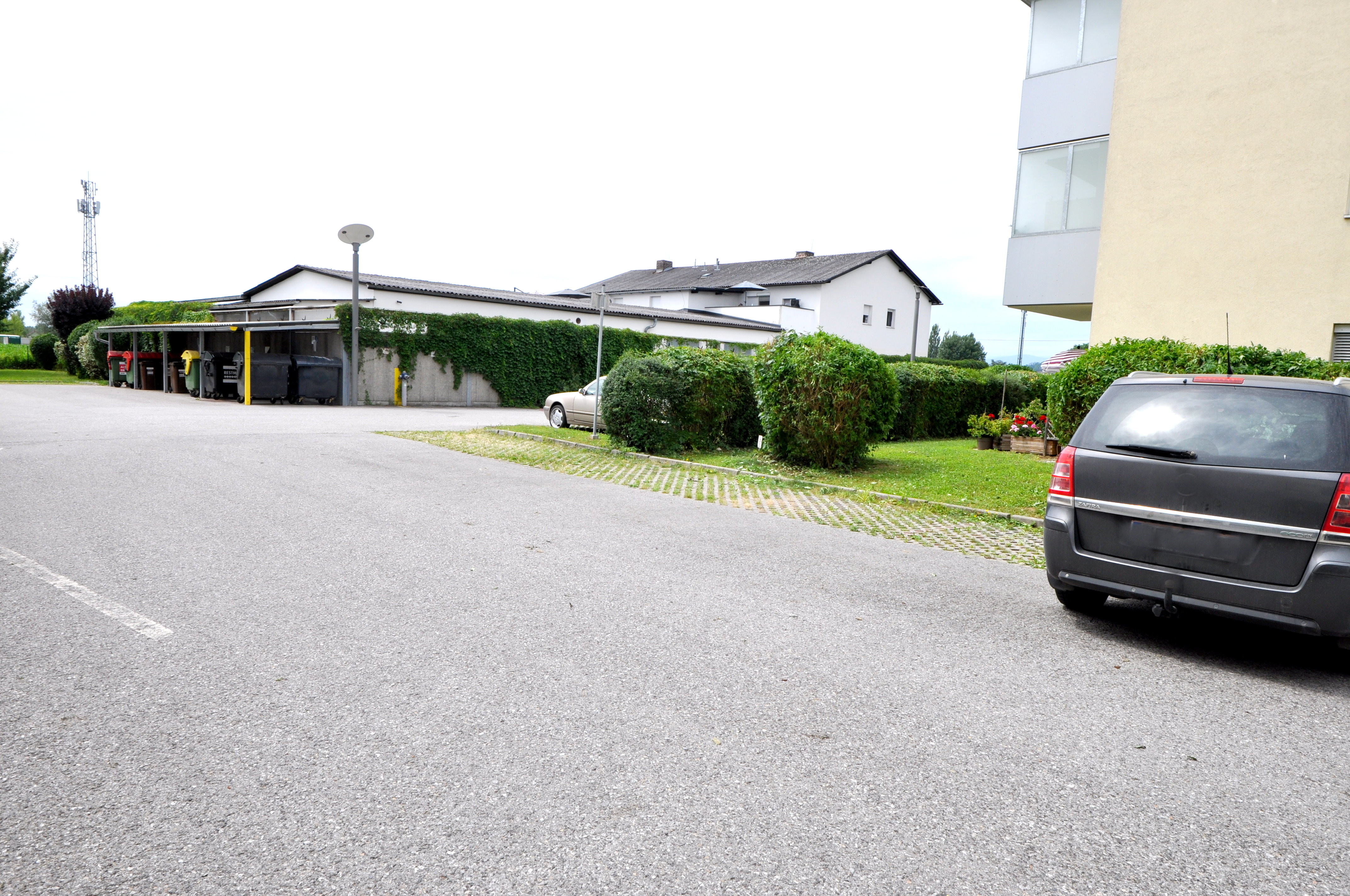 Zufahrt zum Haus in einer Sackgasse - Besucherparkplätze im Areal