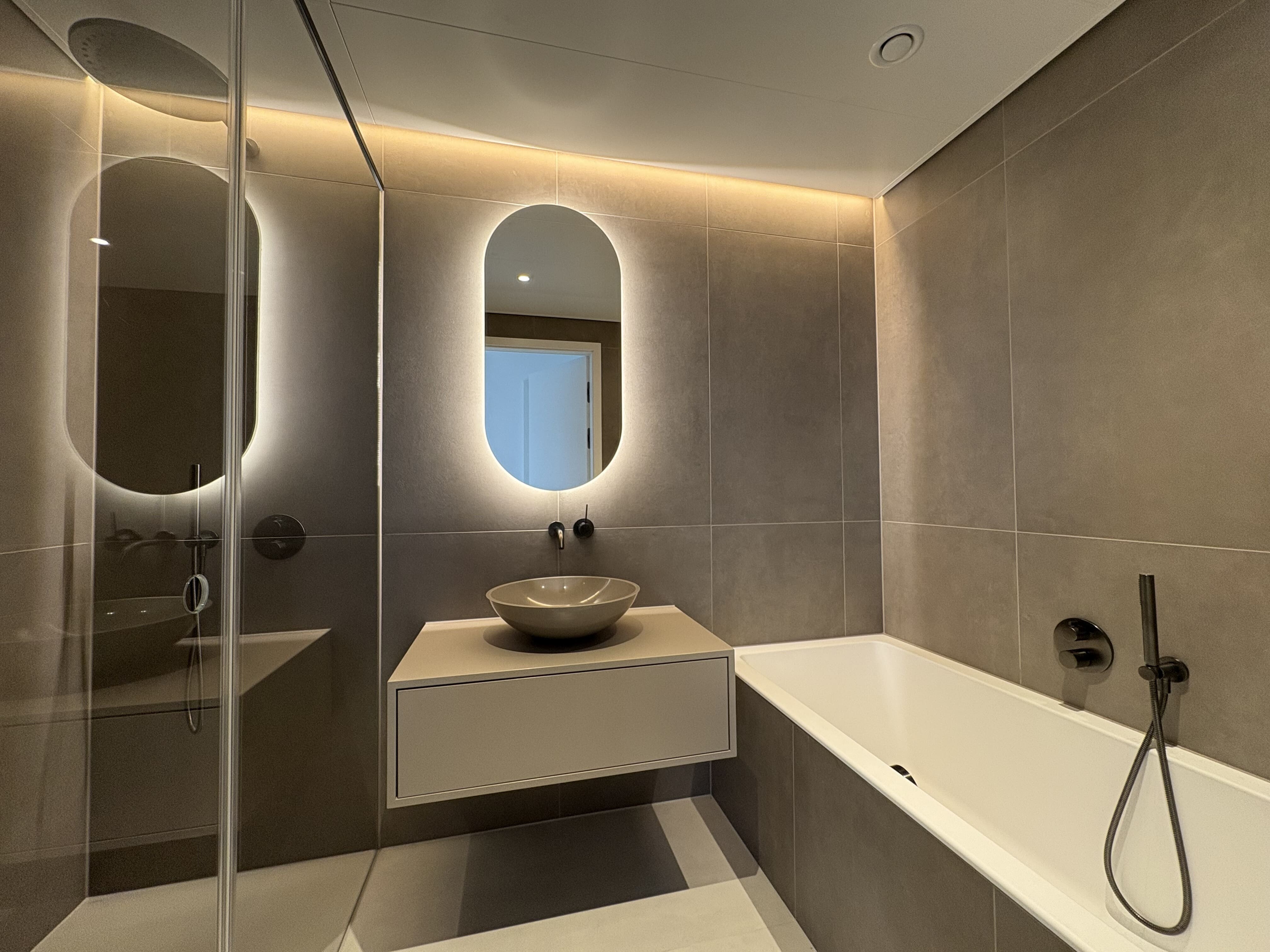 Badezimmer Style mit Badewanne & Dusche