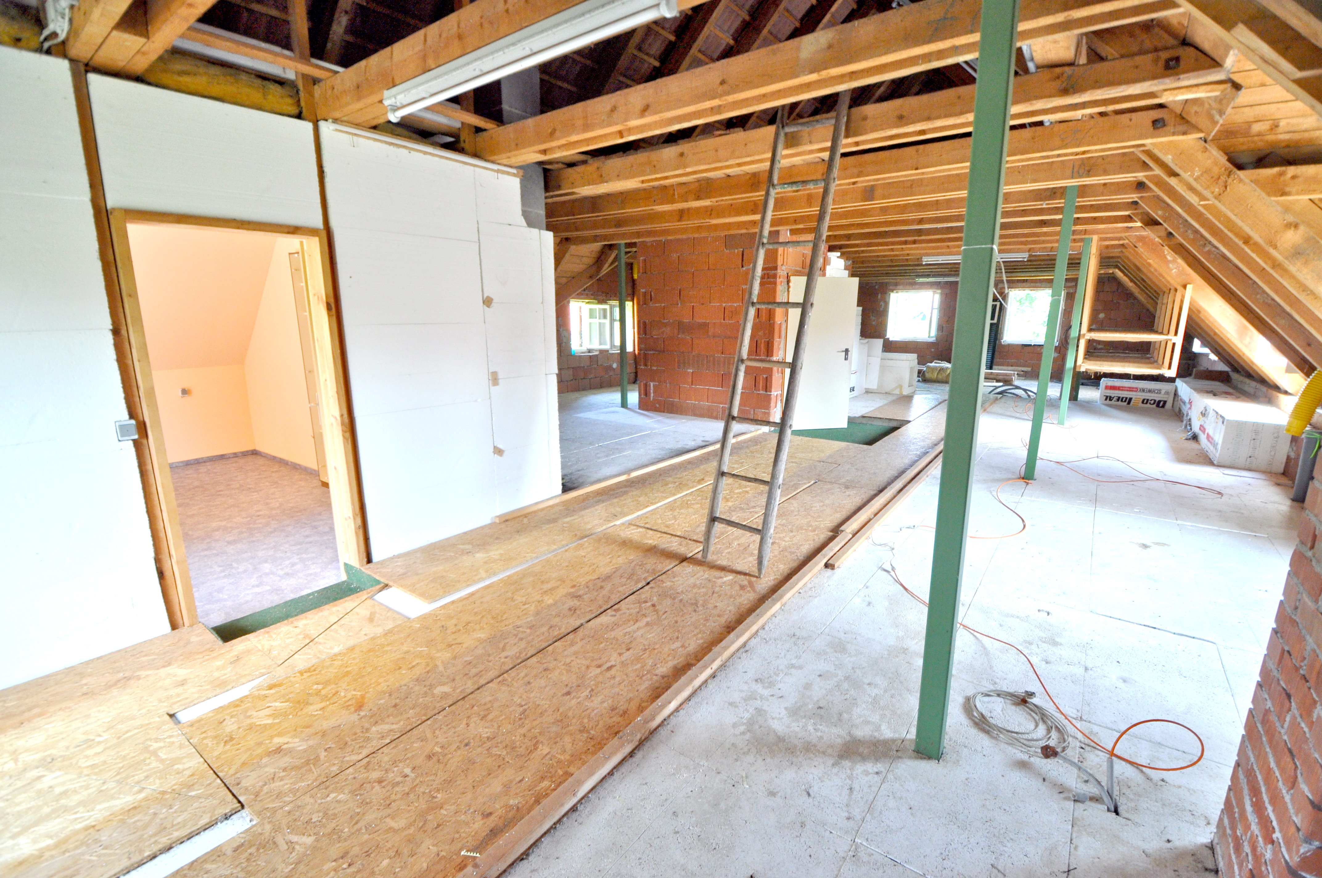 Dachgeschoss mit Blick in ein Zimmer