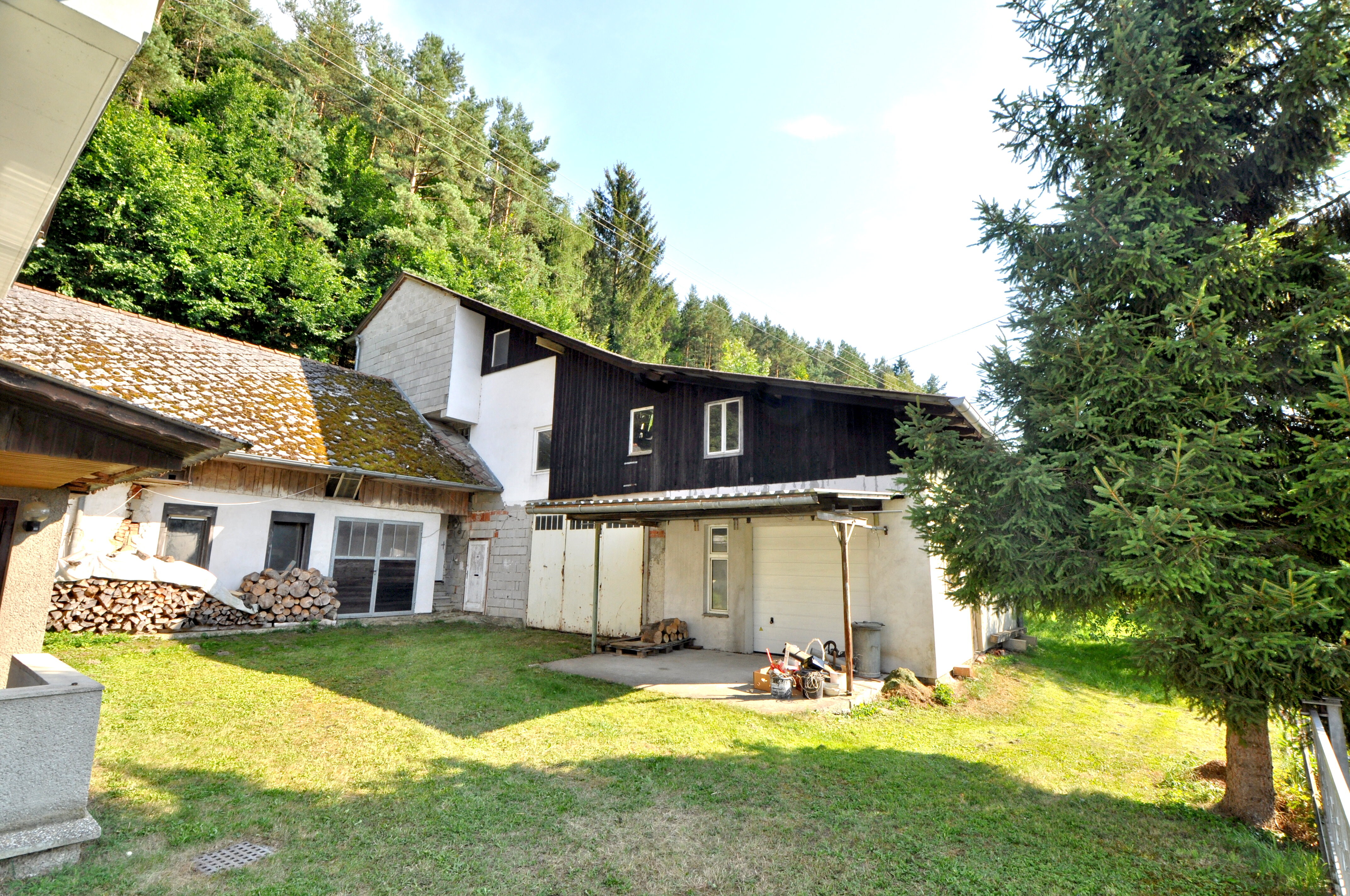 Blick auf das Nebengebäude Stadel - Garage