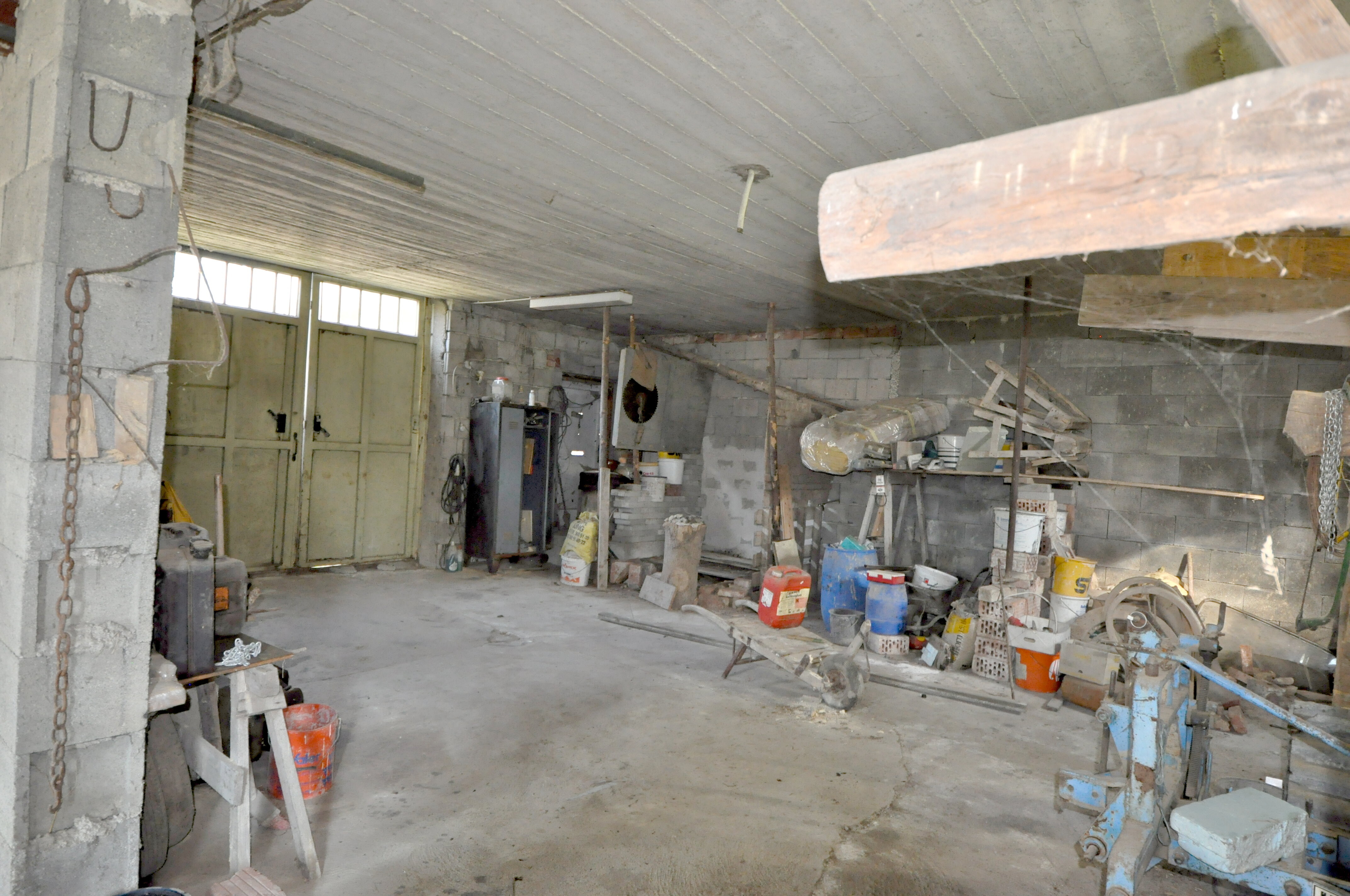 Große Garage im Nebengebäude