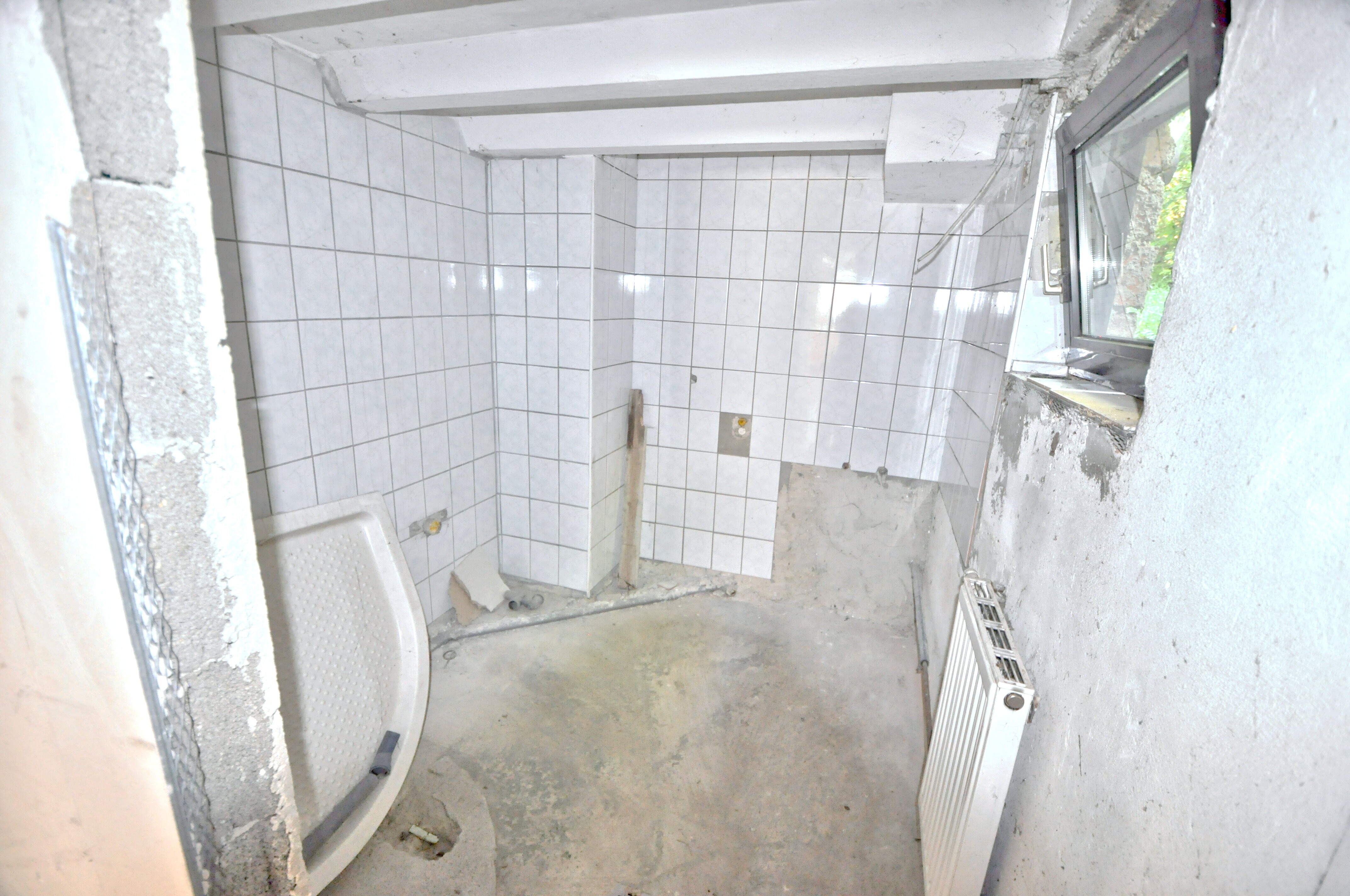 Angefangenes zweites Badezimmer im EG