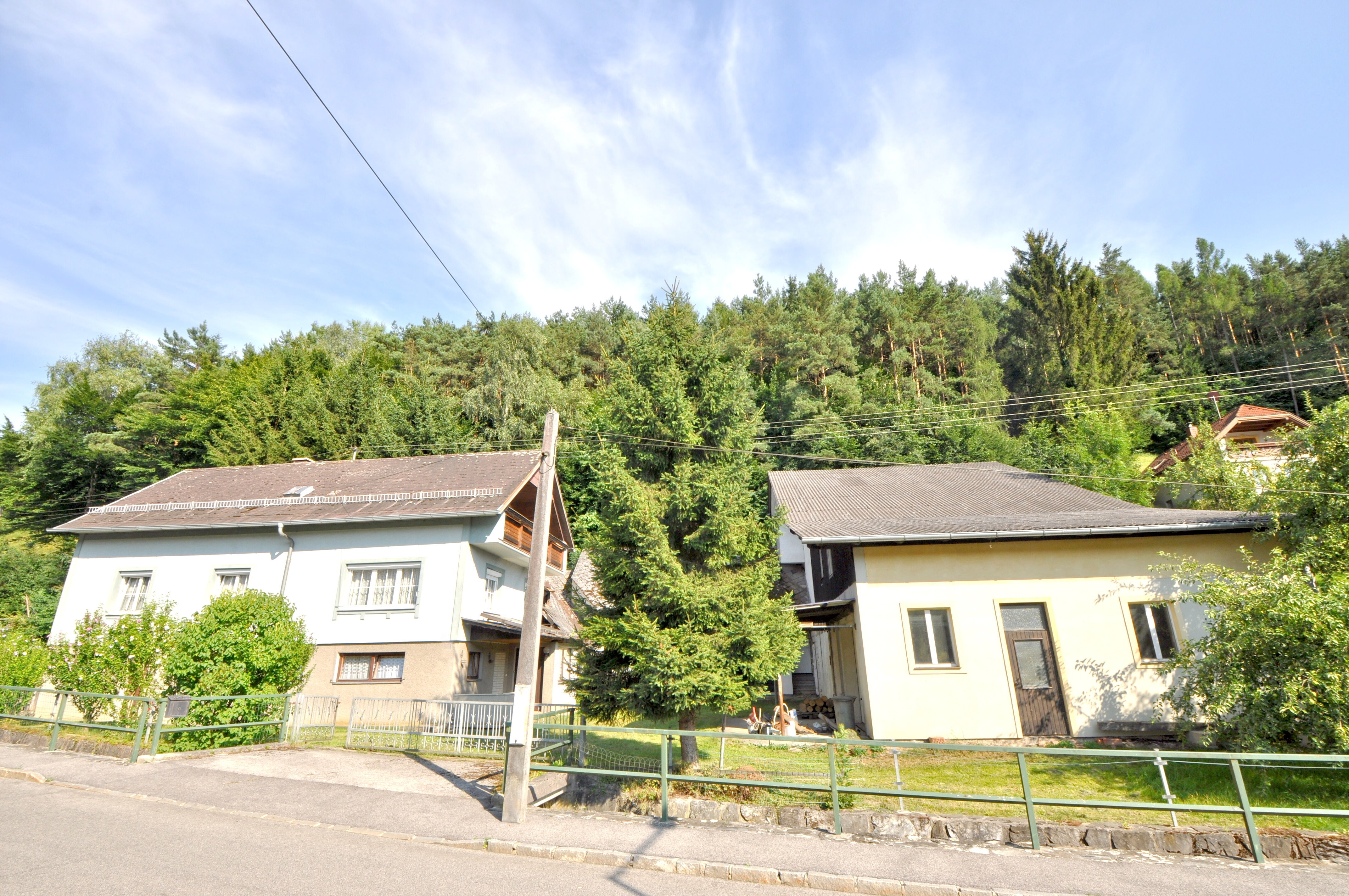 Blick auf das Haus und das Nebengbäude
