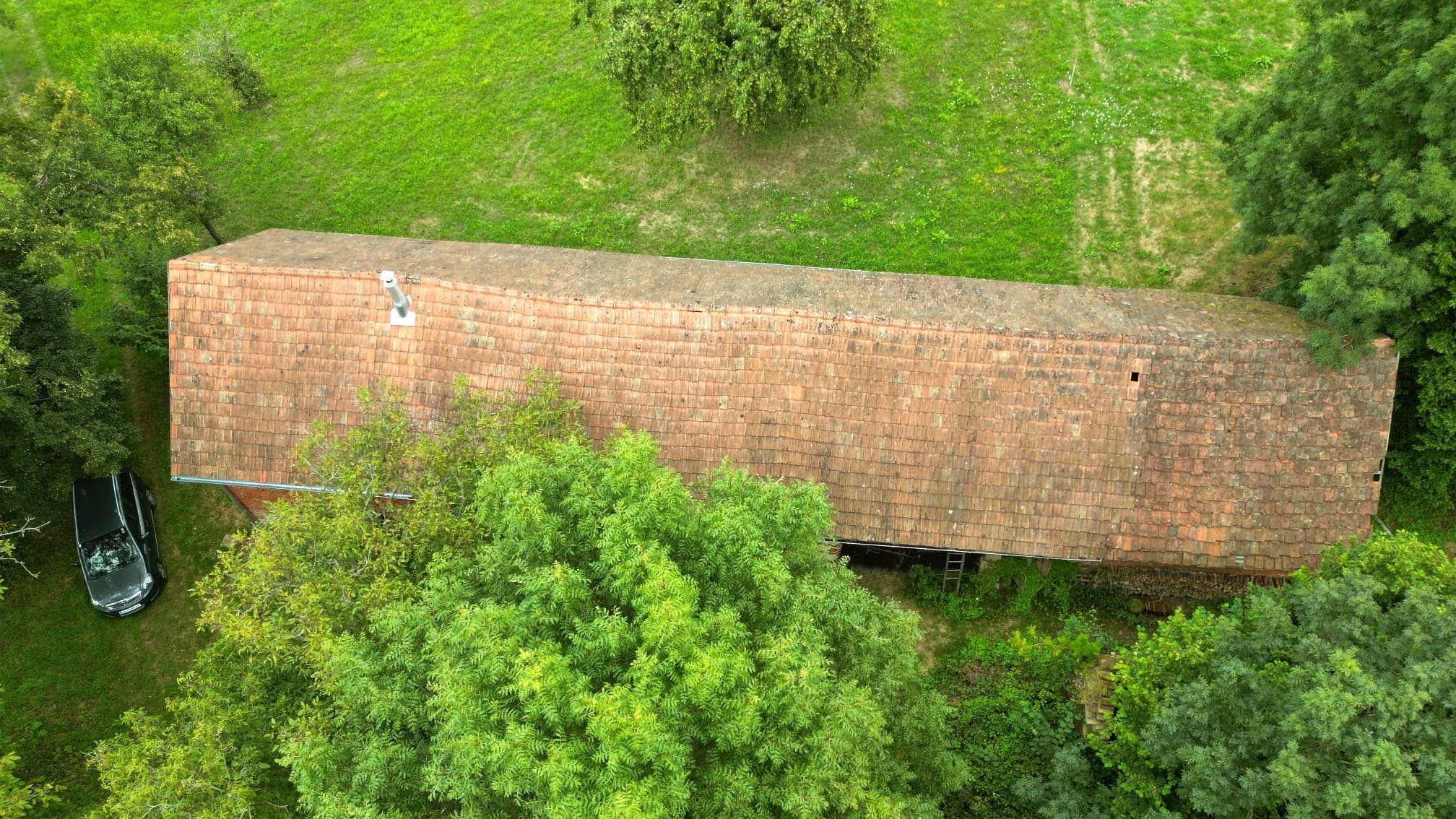 Blick auf das Dach und den neuen Schornstein für das Schlafzimmer