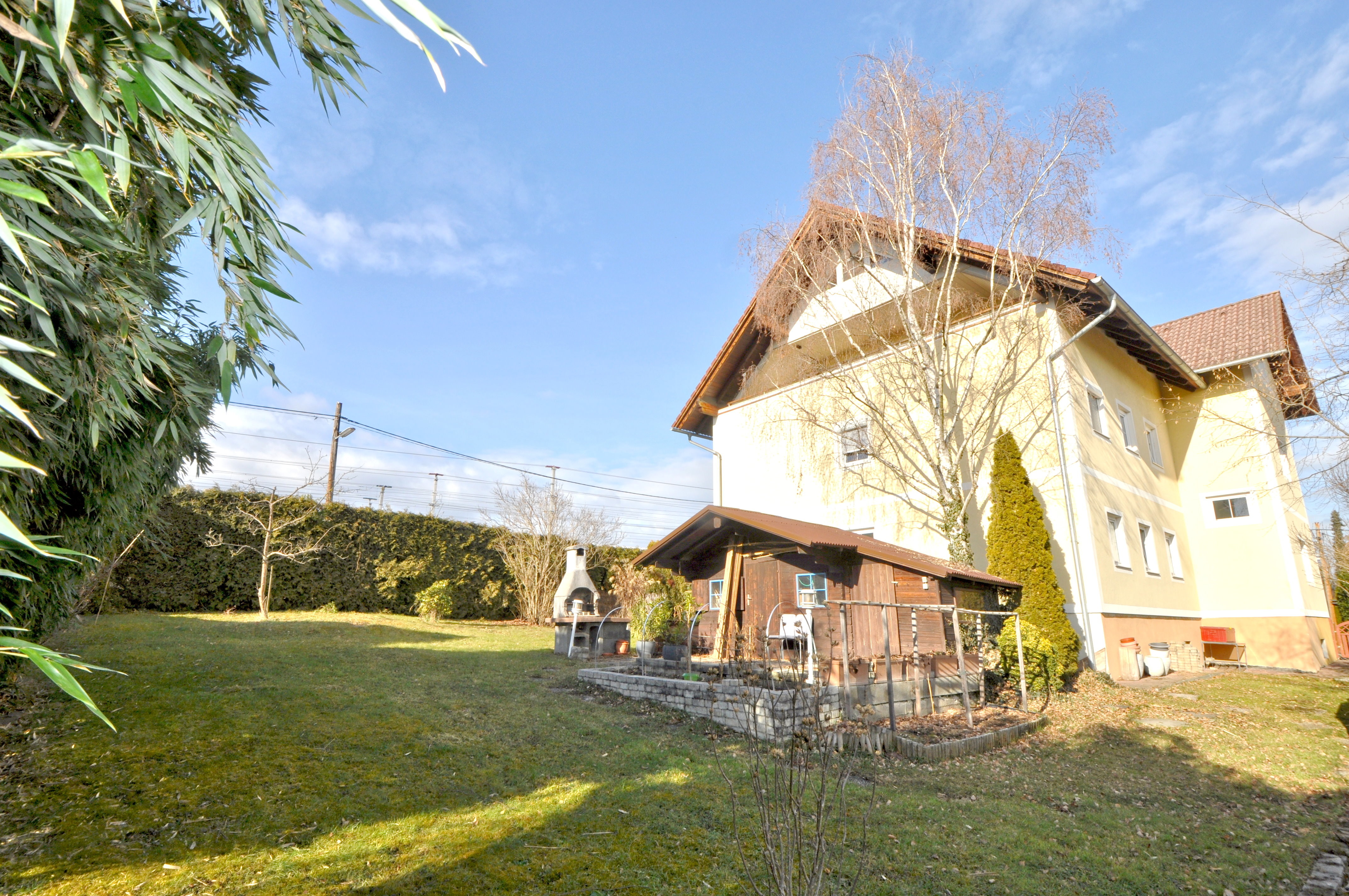 Blick auf das Haus - Die Loggia - Den nur zur Wohnung gehörenden Garten mit Gartenhütte und Wasserzuleitung