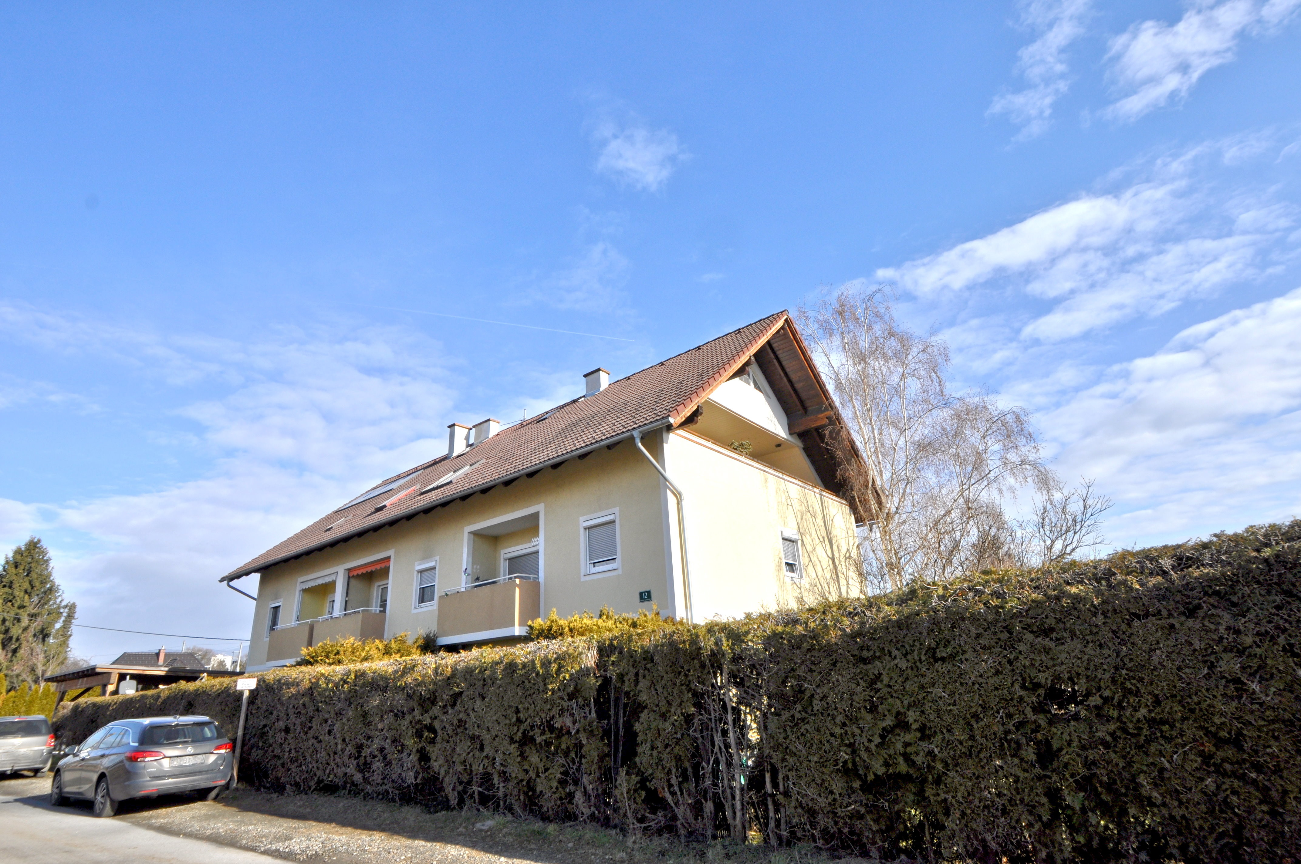 Aussenansicht mit zum Haus gehörendem Strassenrand (Privatparkplätze nur für Bewohner mit Verbotsschildern für Fremde)