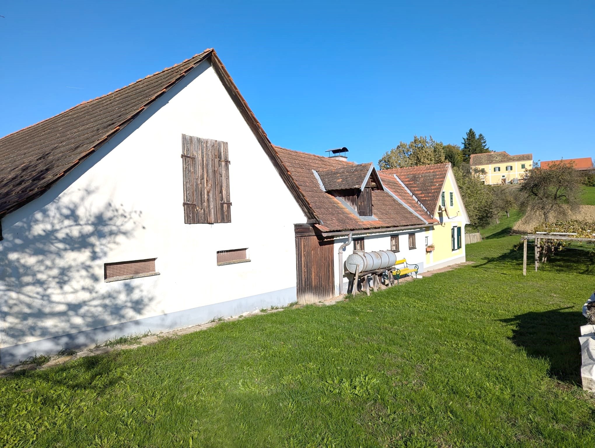 Blick auf die Hofseite - Mittags