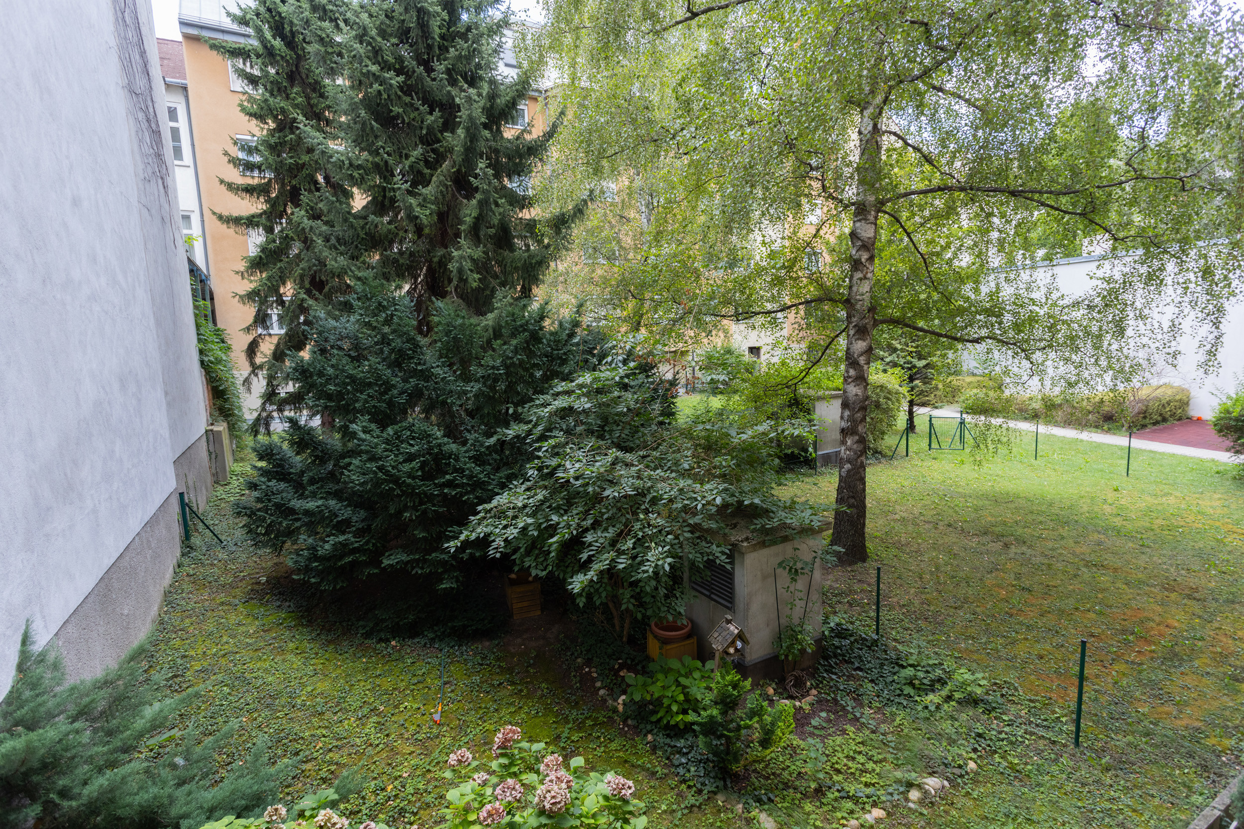 Ausblick Schlafzimmer in den Gemeinschaftsgarten 