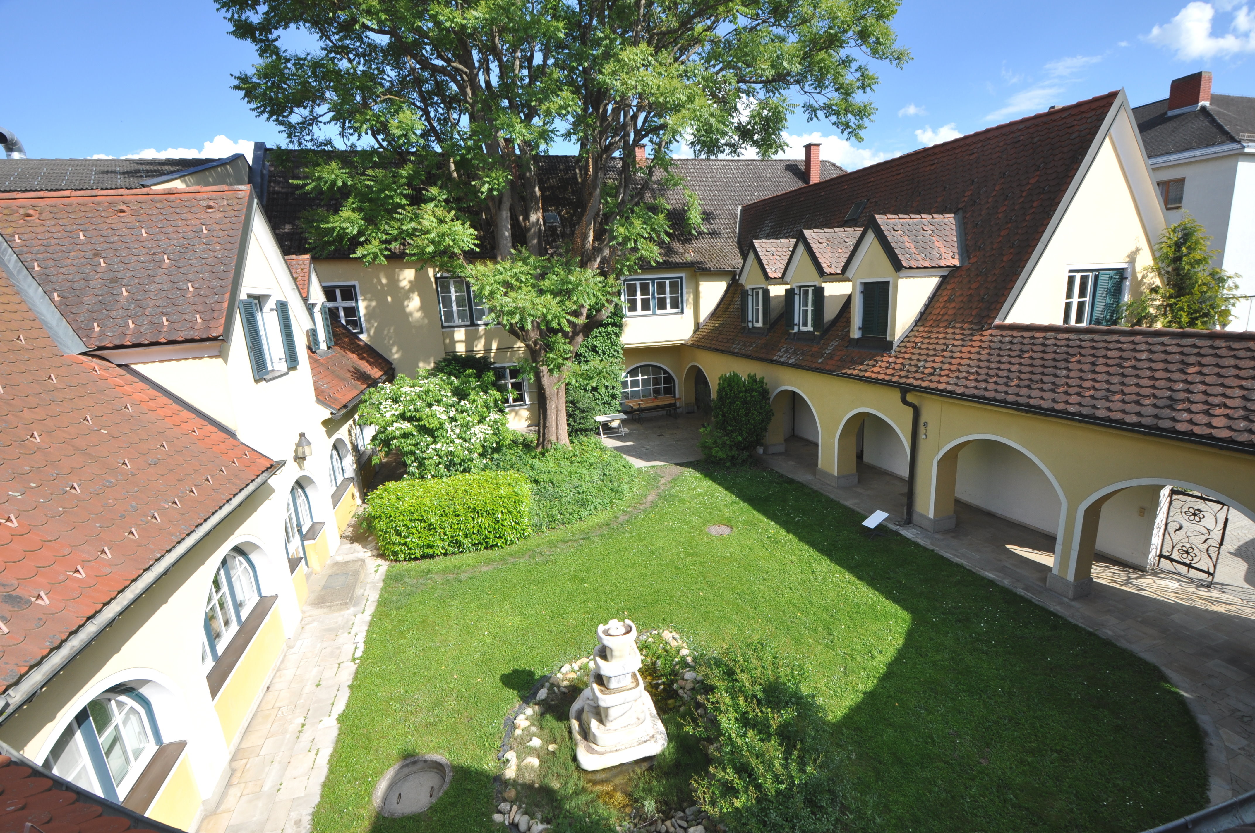 Blick in den Innenhof vom Balkon im OG