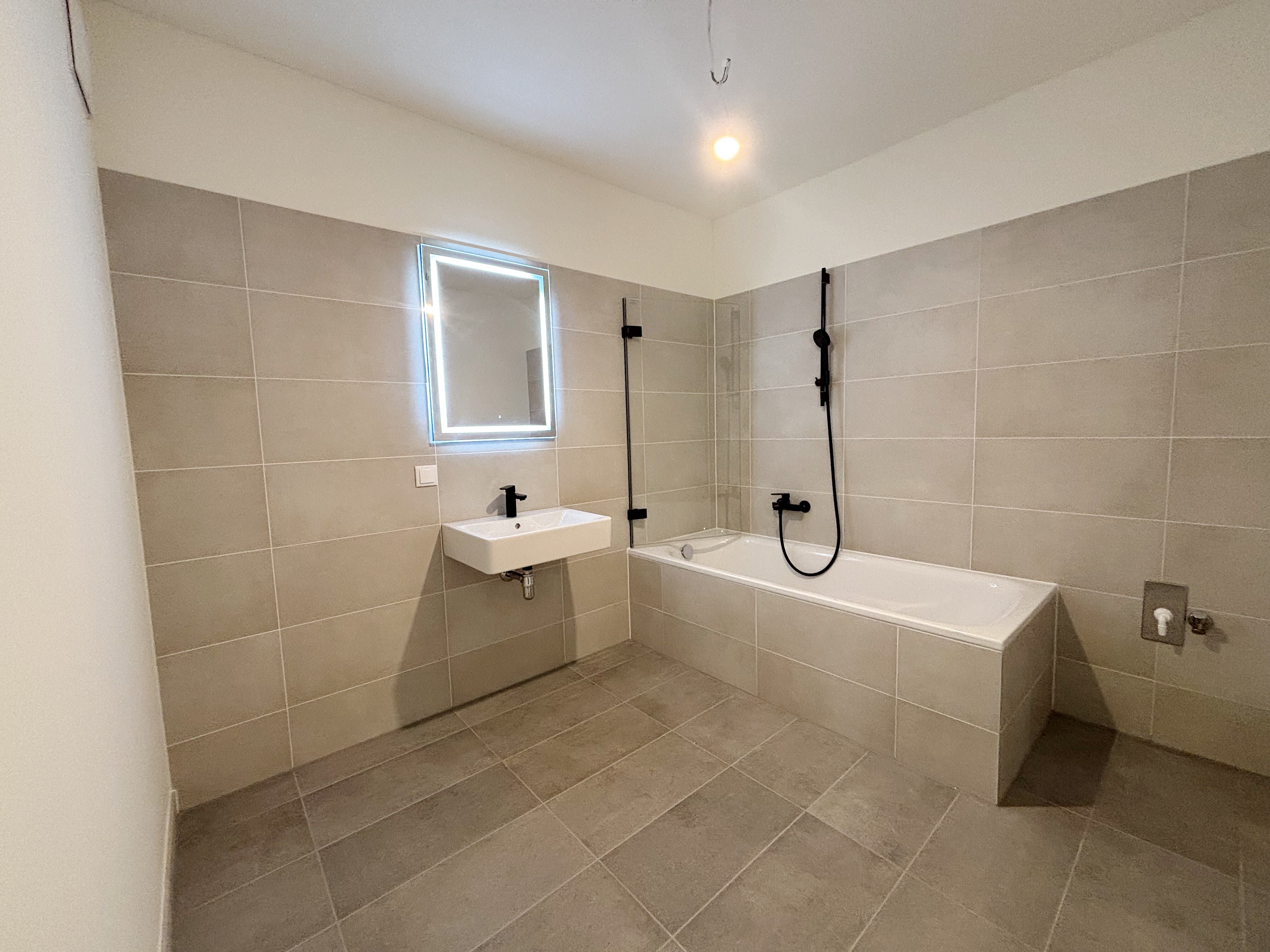 3FAE8978-41FC-4362-AD87-25D003ED2040