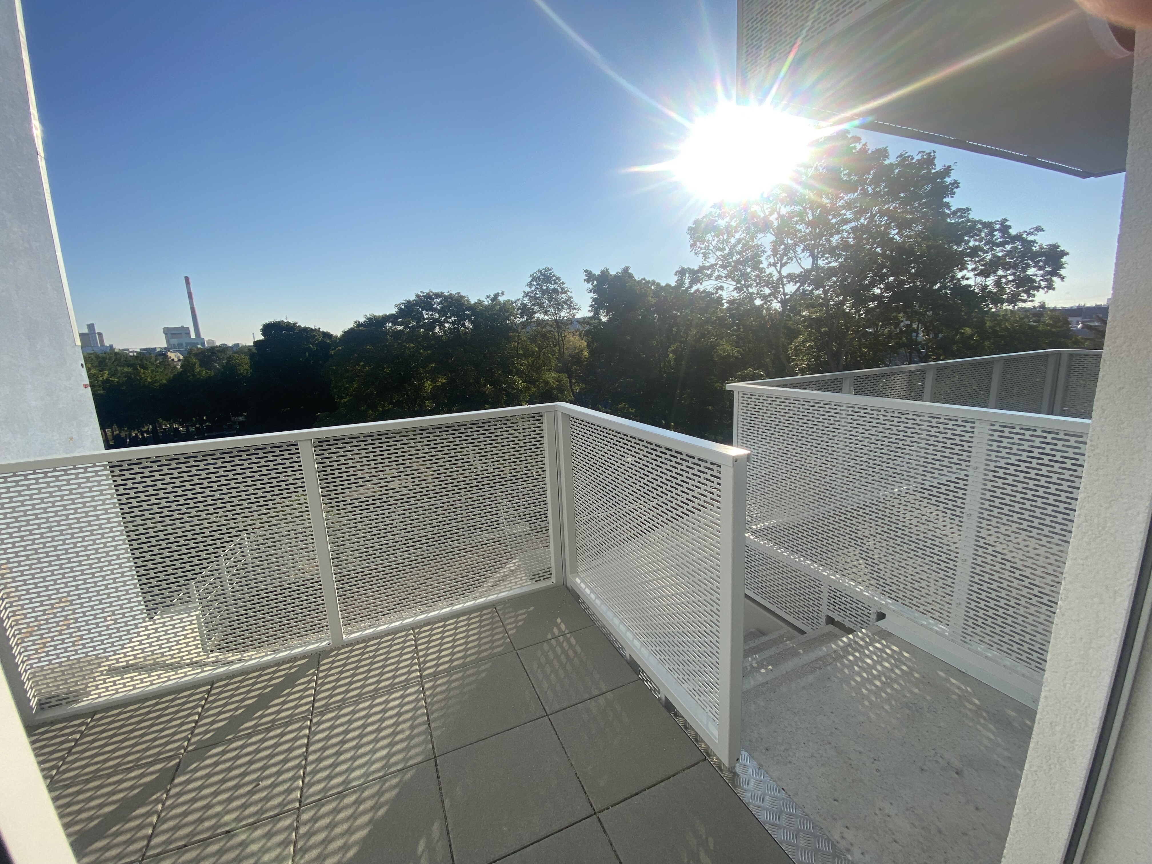 Terrasse mit Zugang in die Gartenebene
