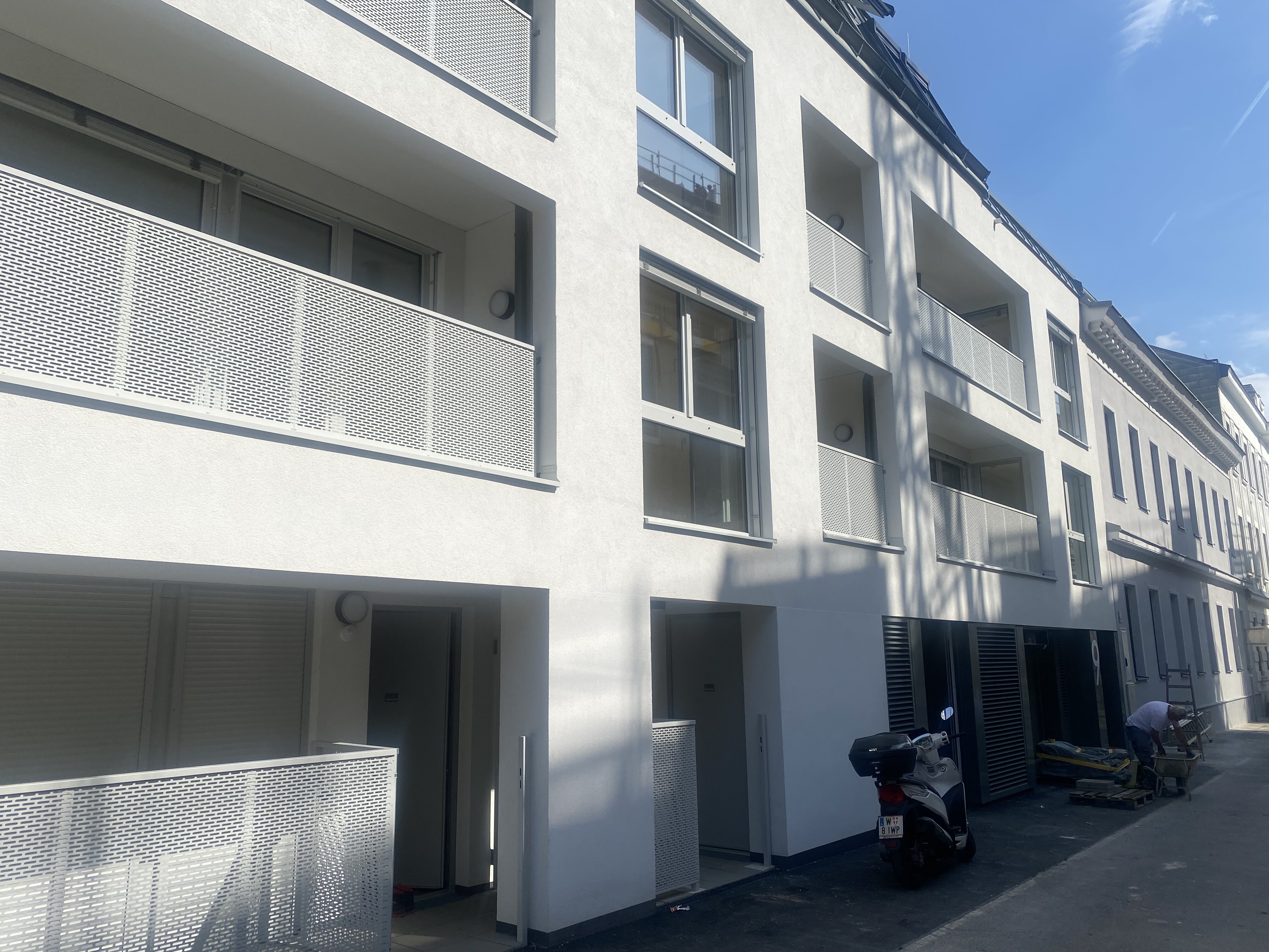 Eingangsbereich und Tiefgarageneinfahrt