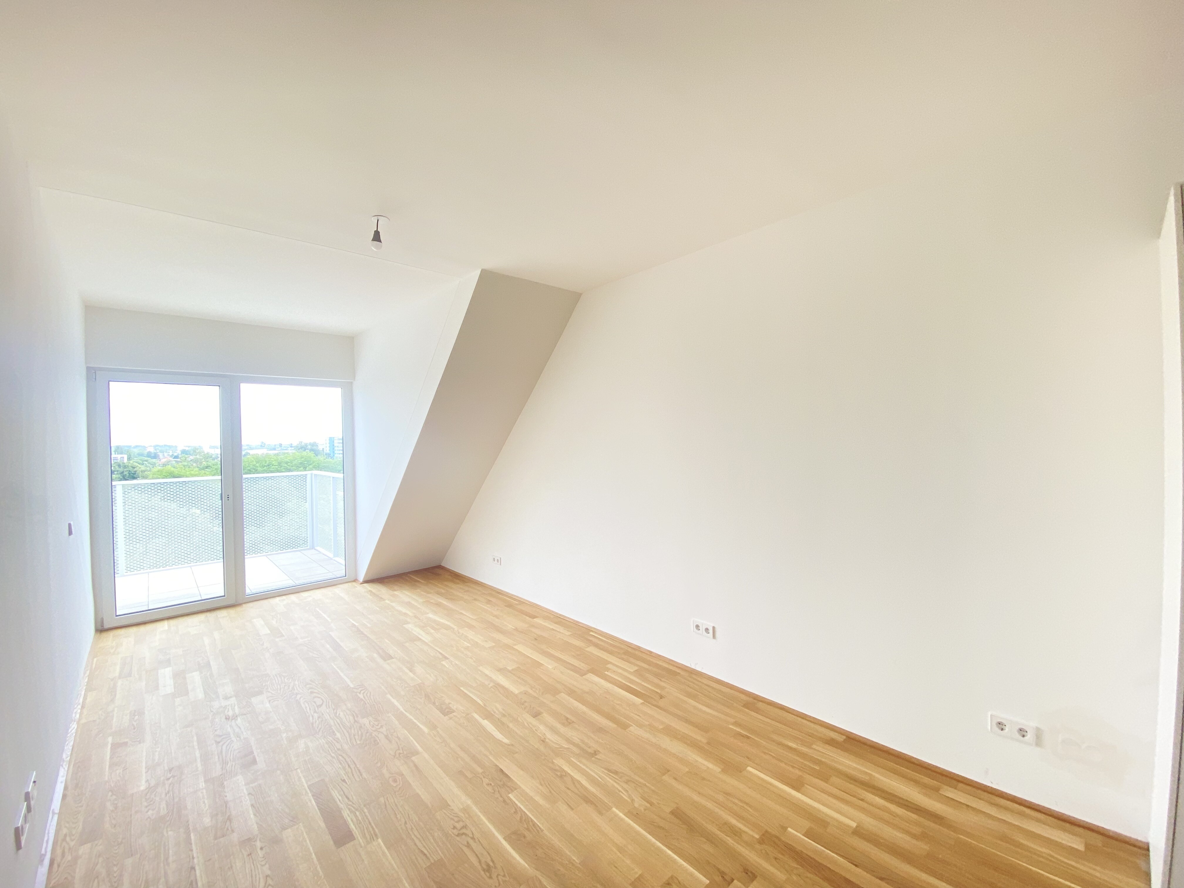 Wohnesszimmer mit Balkon