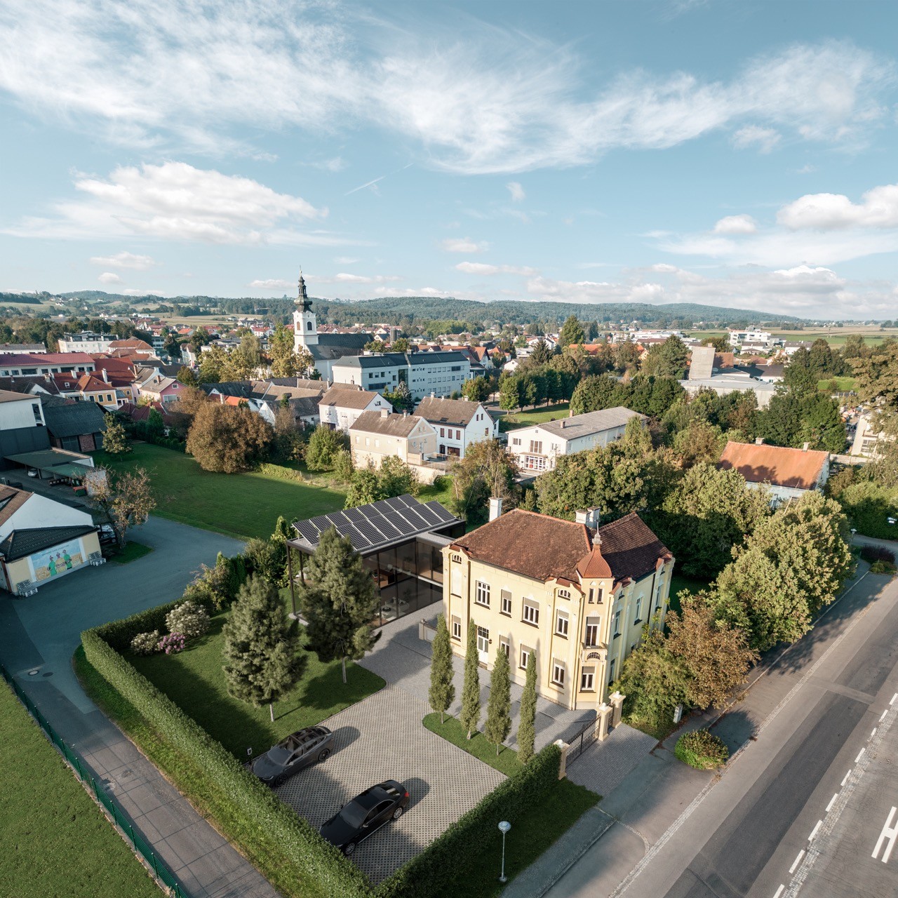 Villa_Visualisierung_Einfahrt_Nebengebäude