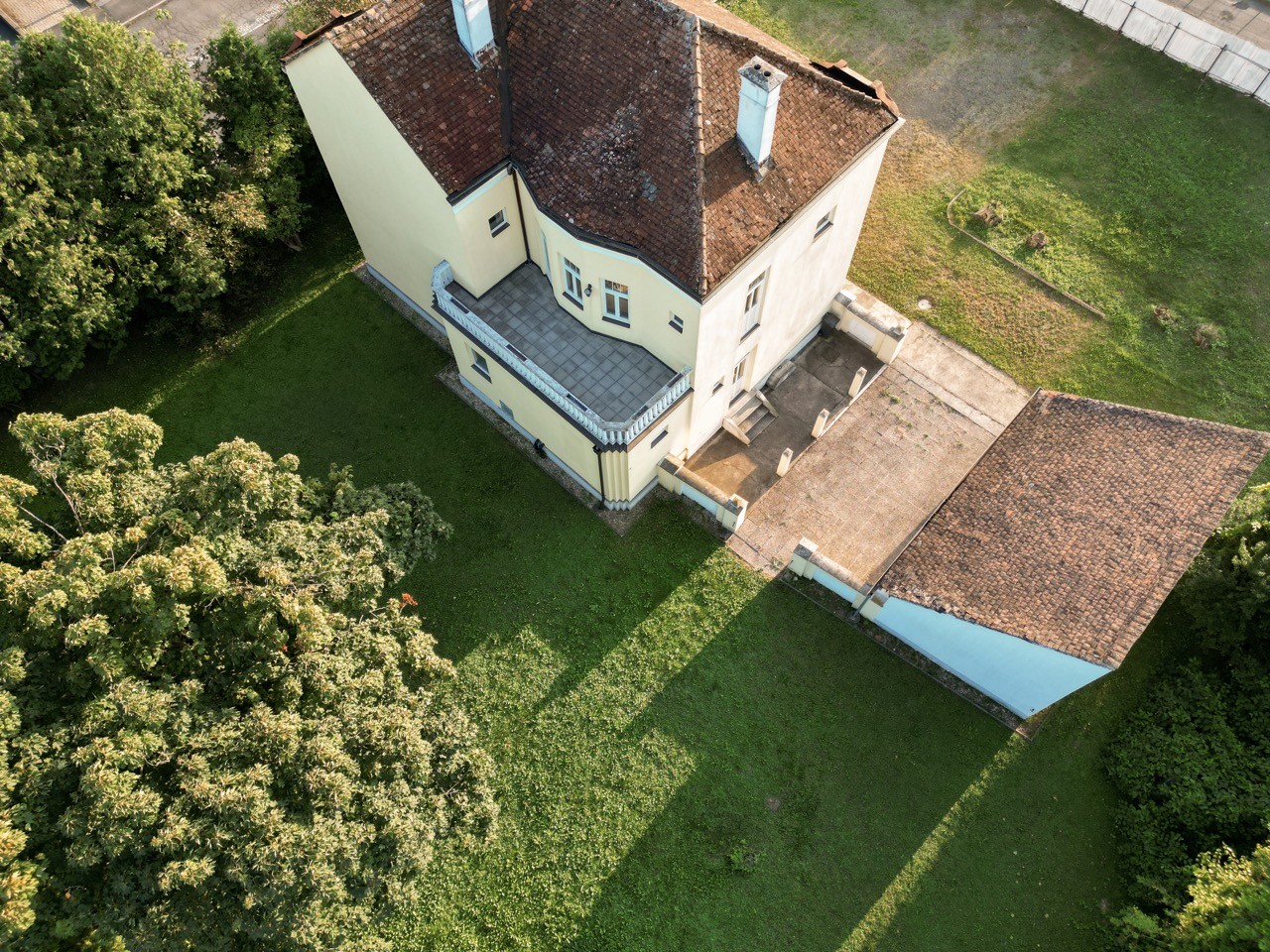 Villa_Drohnenaufnahme_Garten