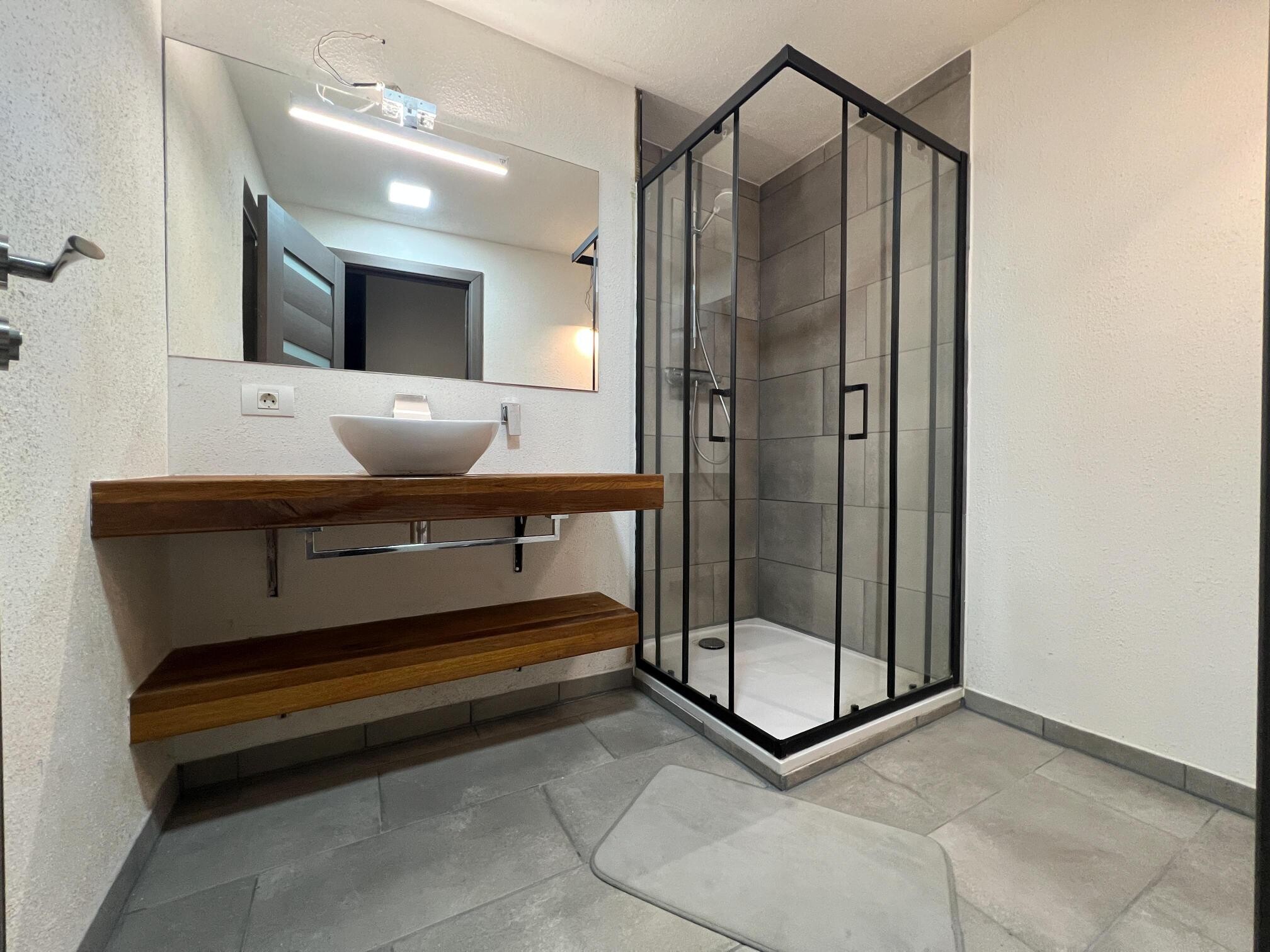 modernes Bad mit Dusche 