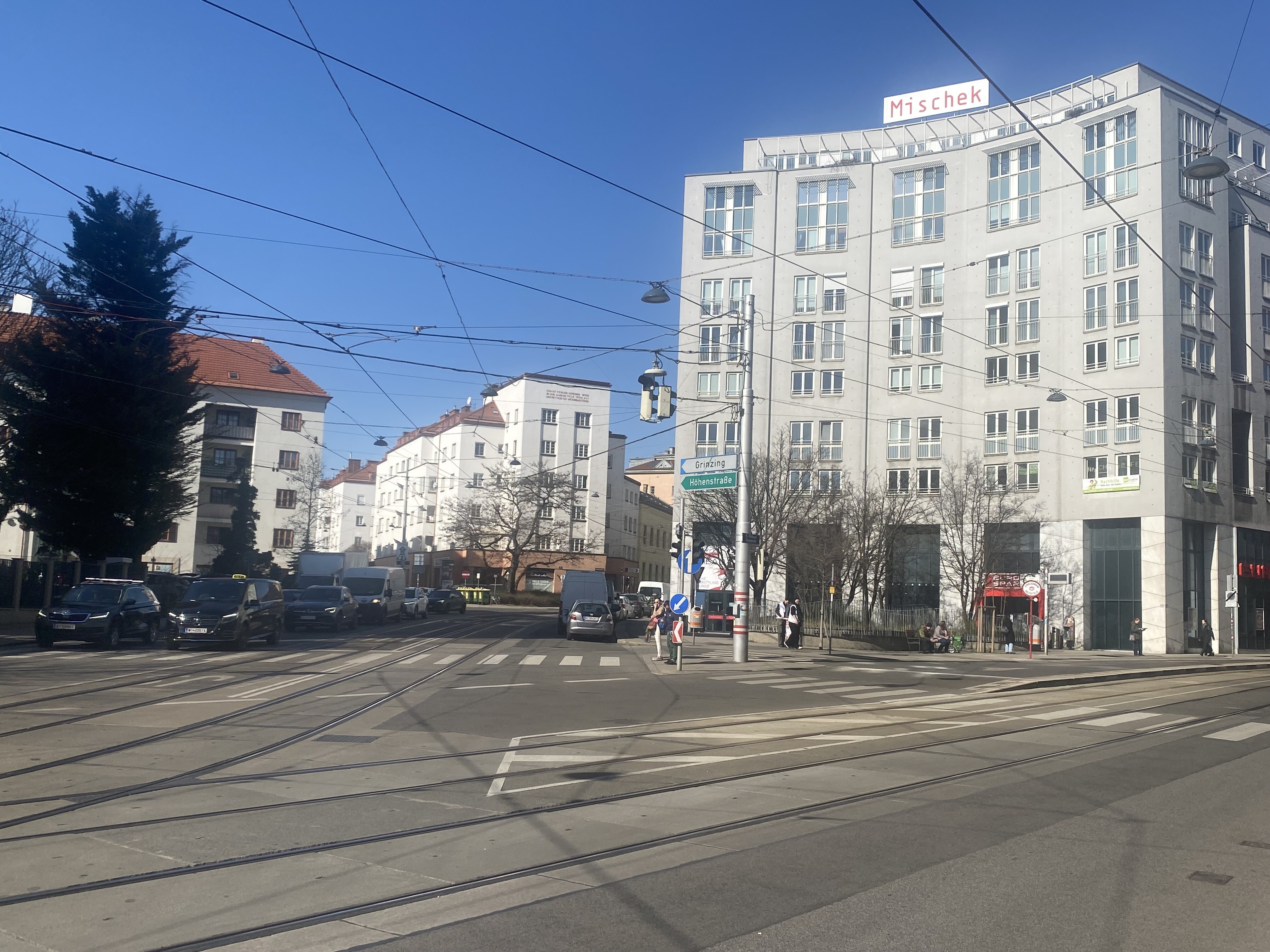 U6 und Straßenbahn in der Nähe 