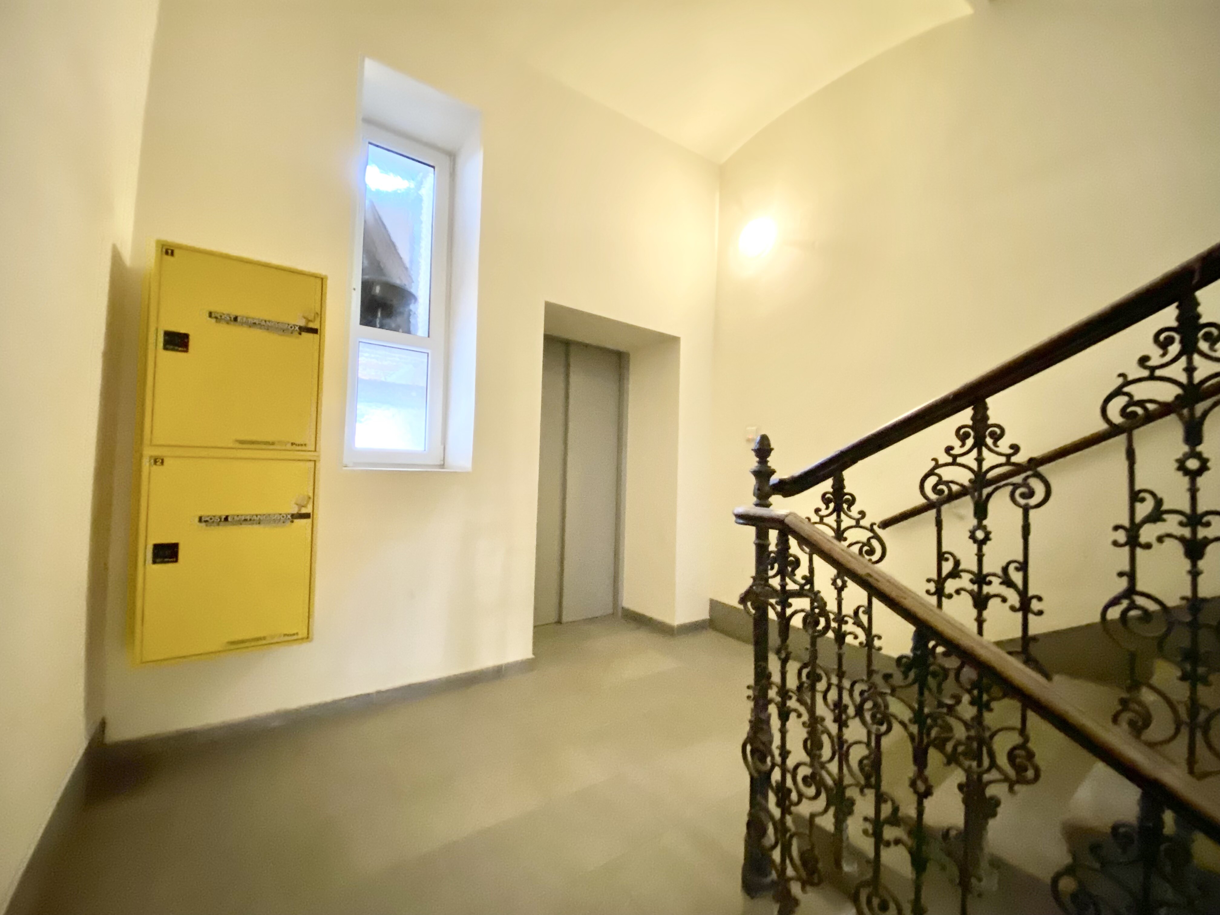Lift über ein Stufen 