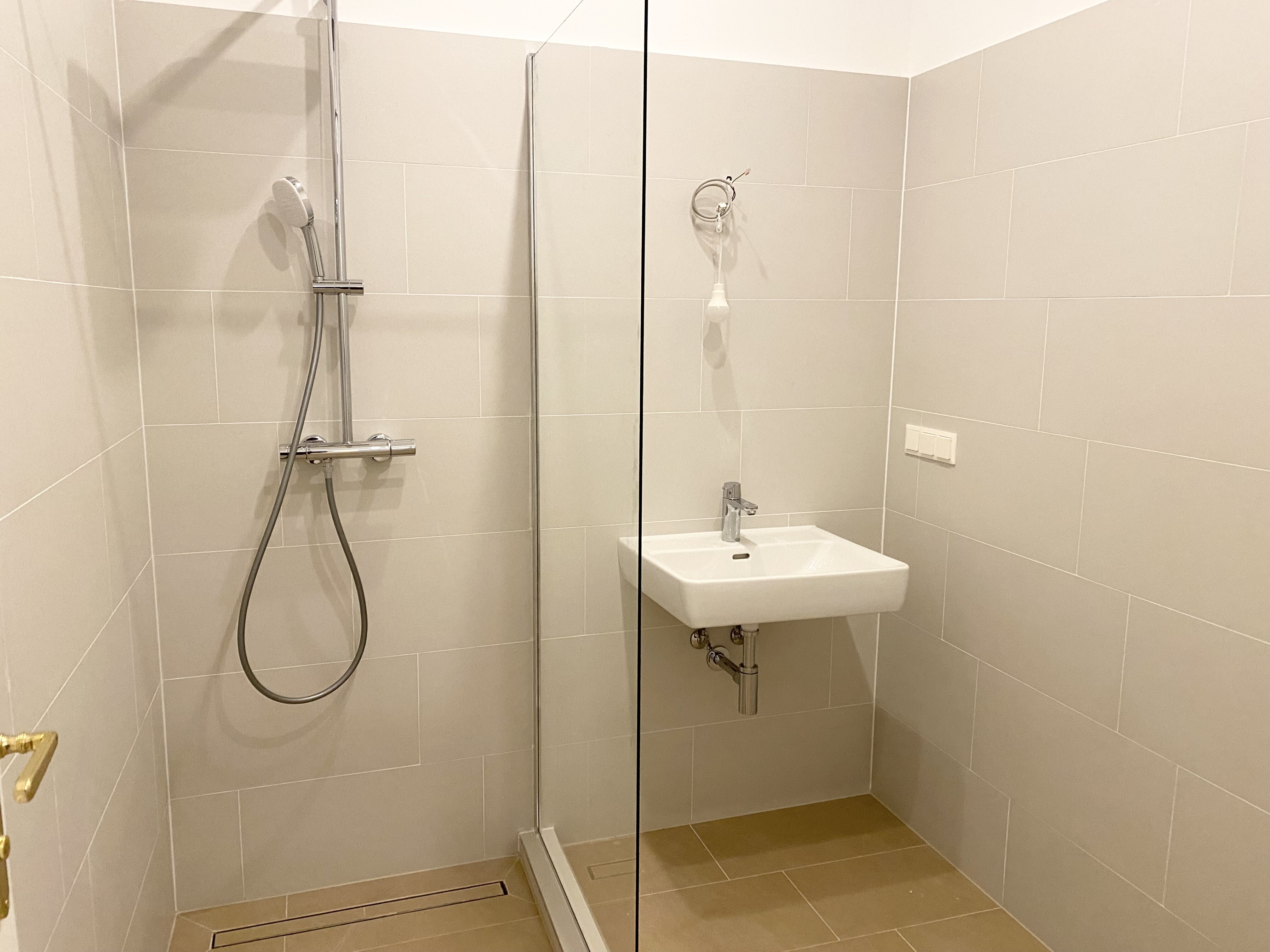 Modernes Bad mit Dusche