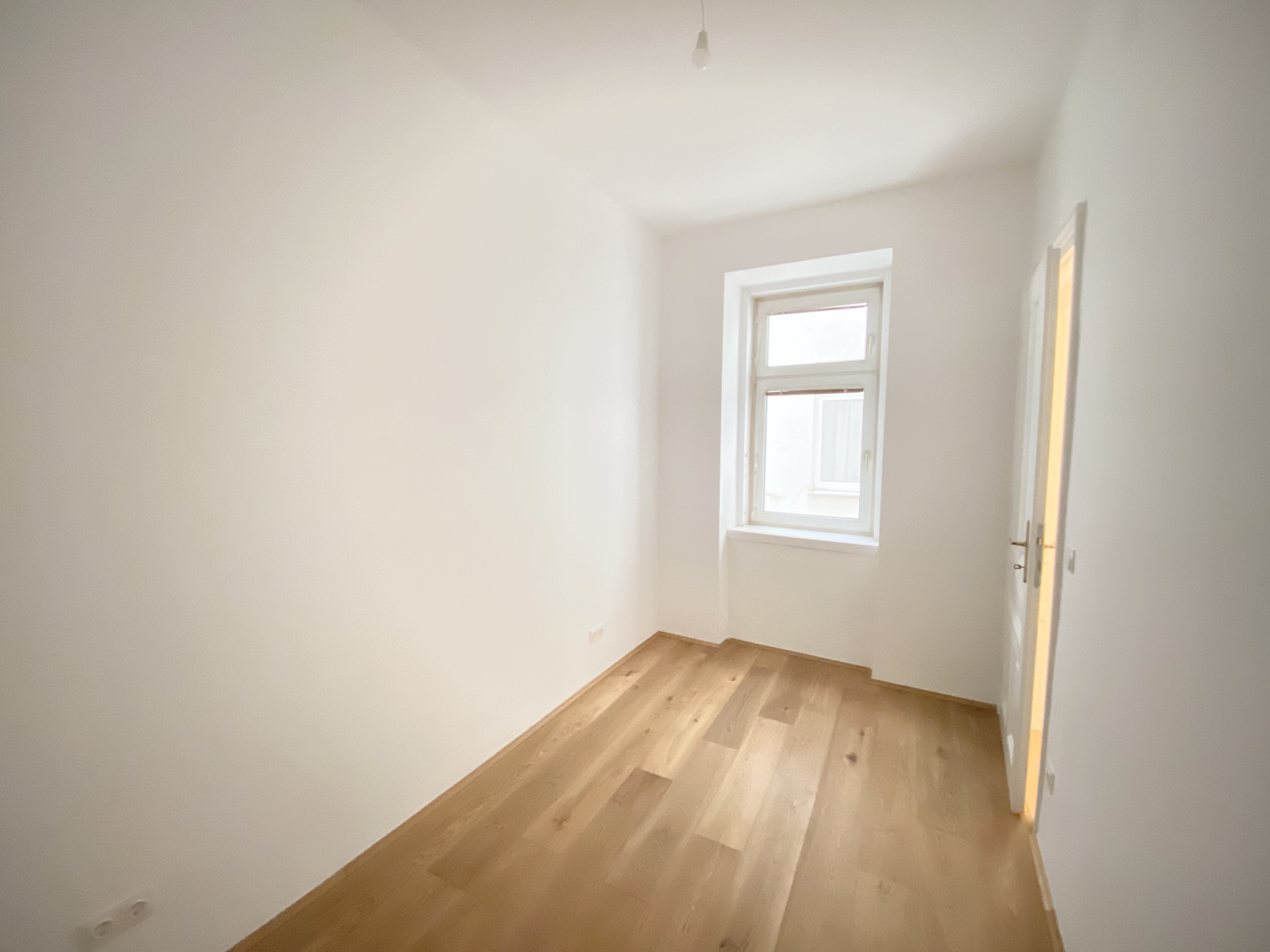 2. Schlafzimmer Richtung Hof