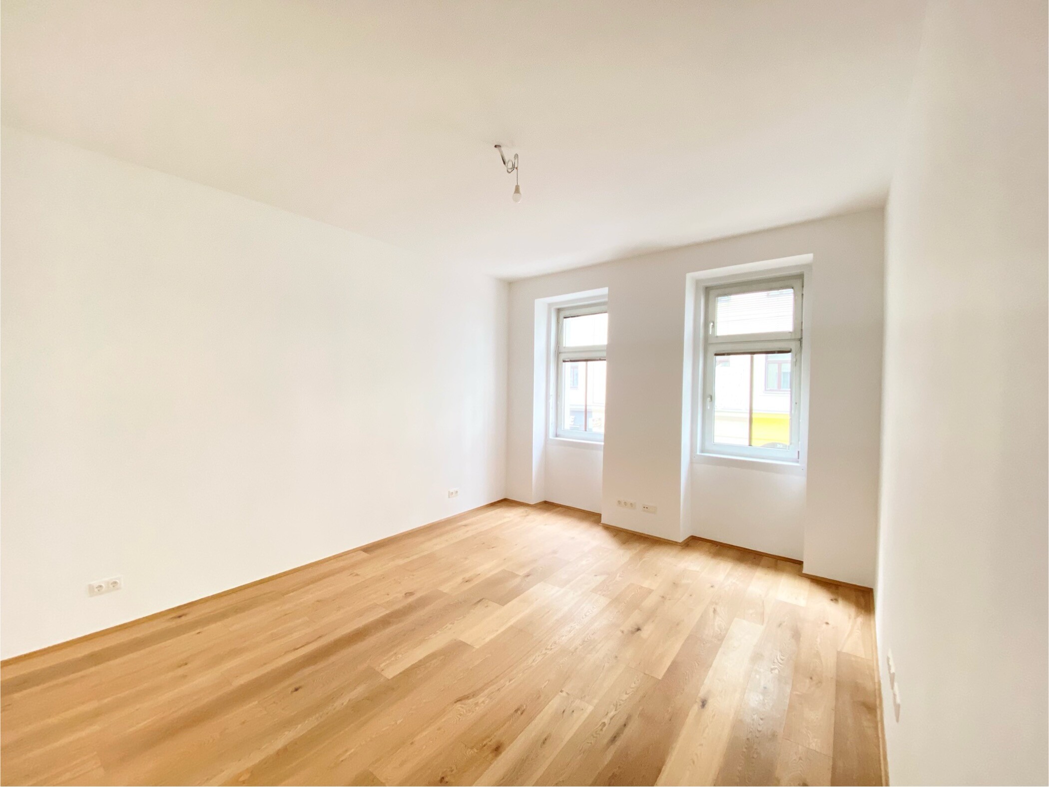 Schlafzimmer hell und geräumig 