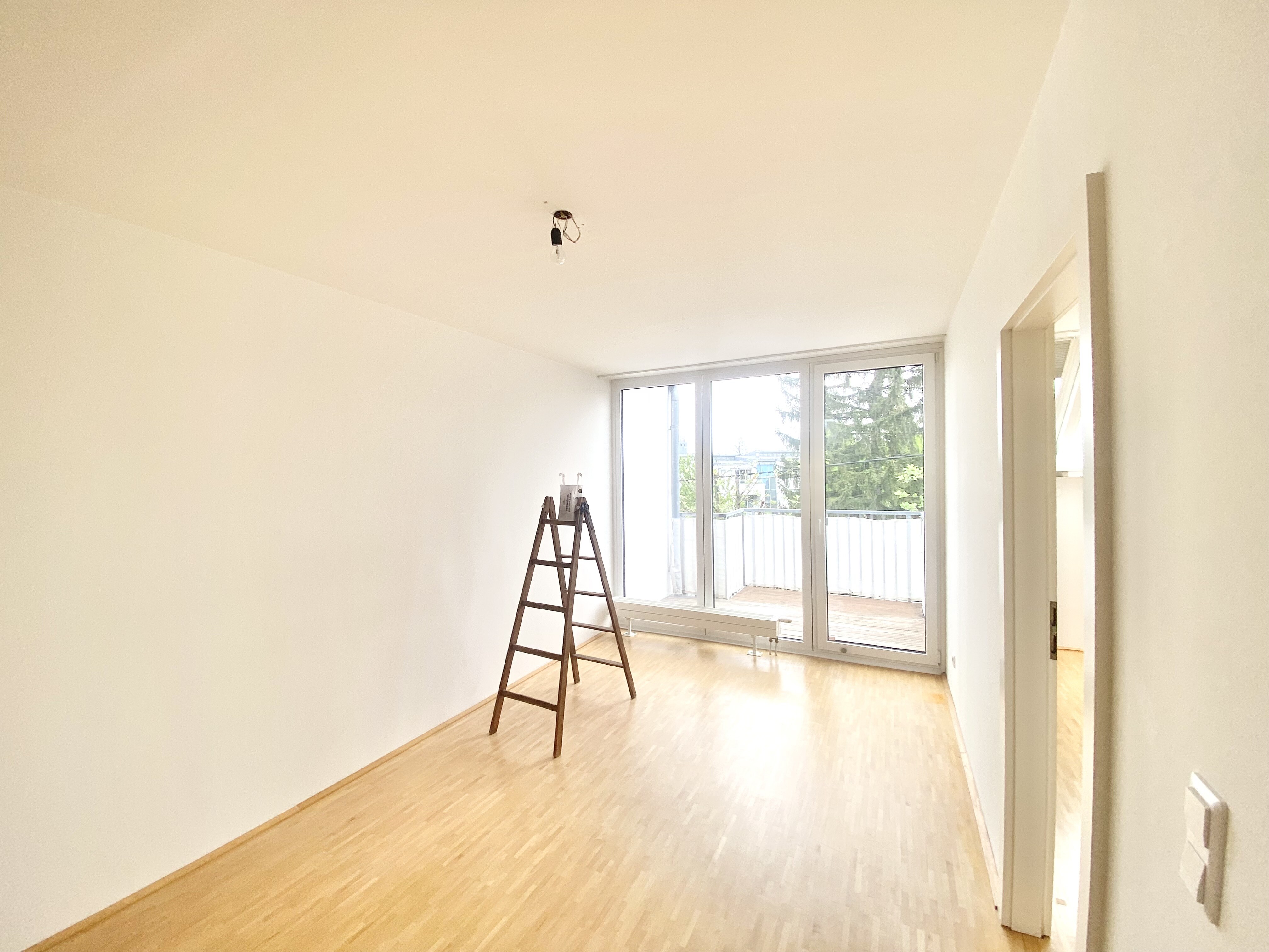 Wohnzimmer mit Ausblick auf  Balkon