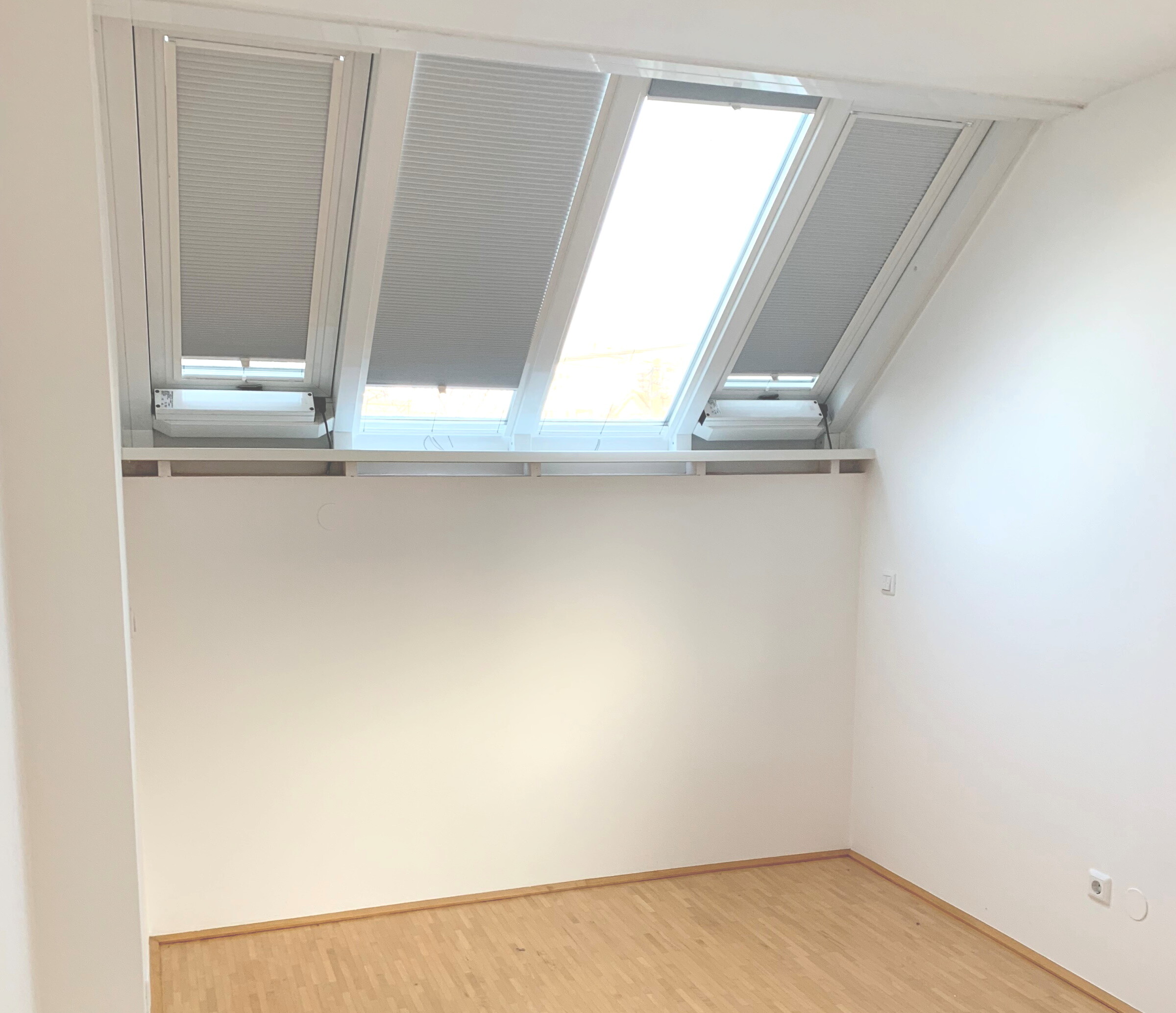 Schlafzimmer  Wintergarten mit außenliegenden Jalousien