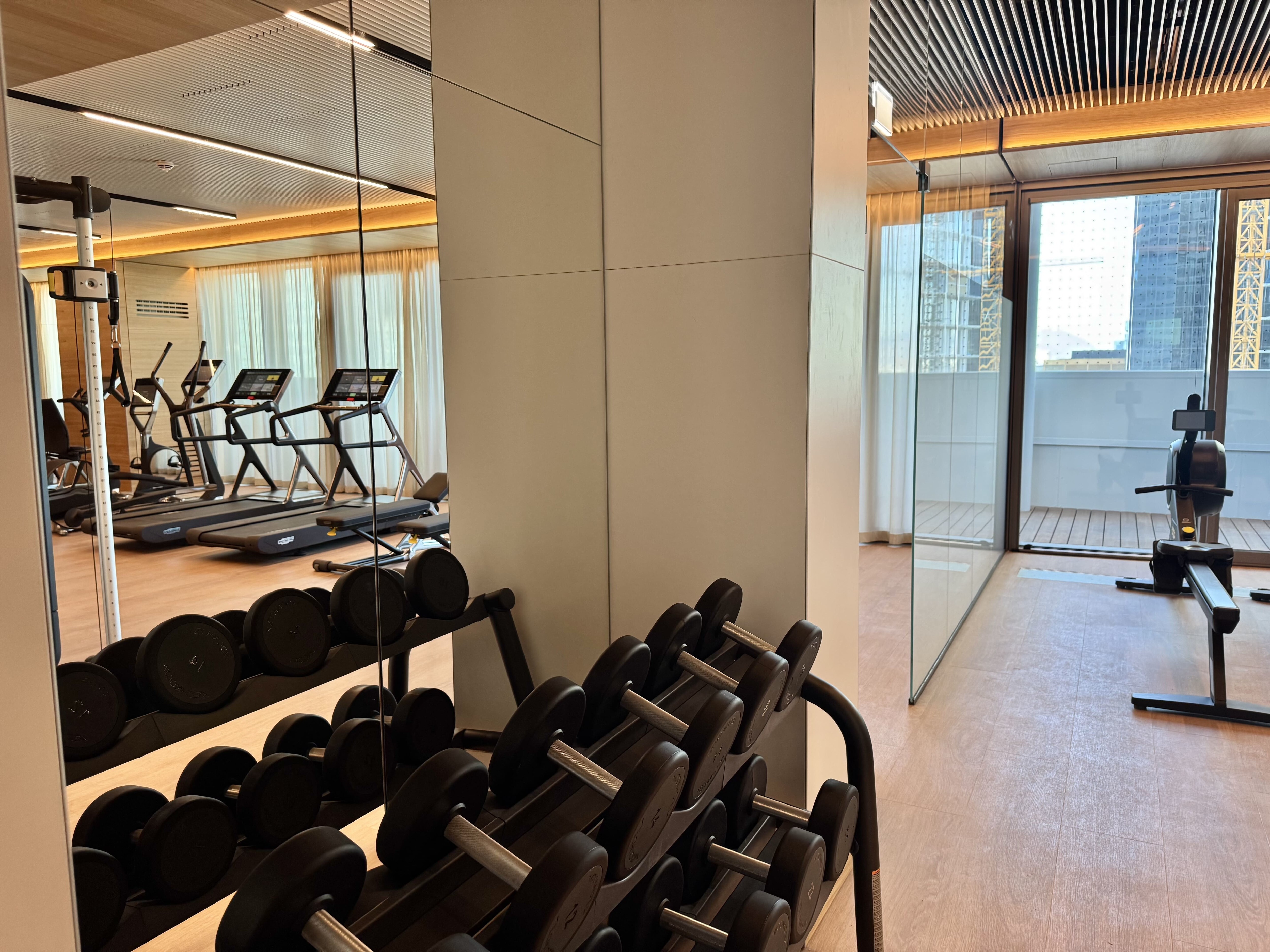Gym mit Hanteln