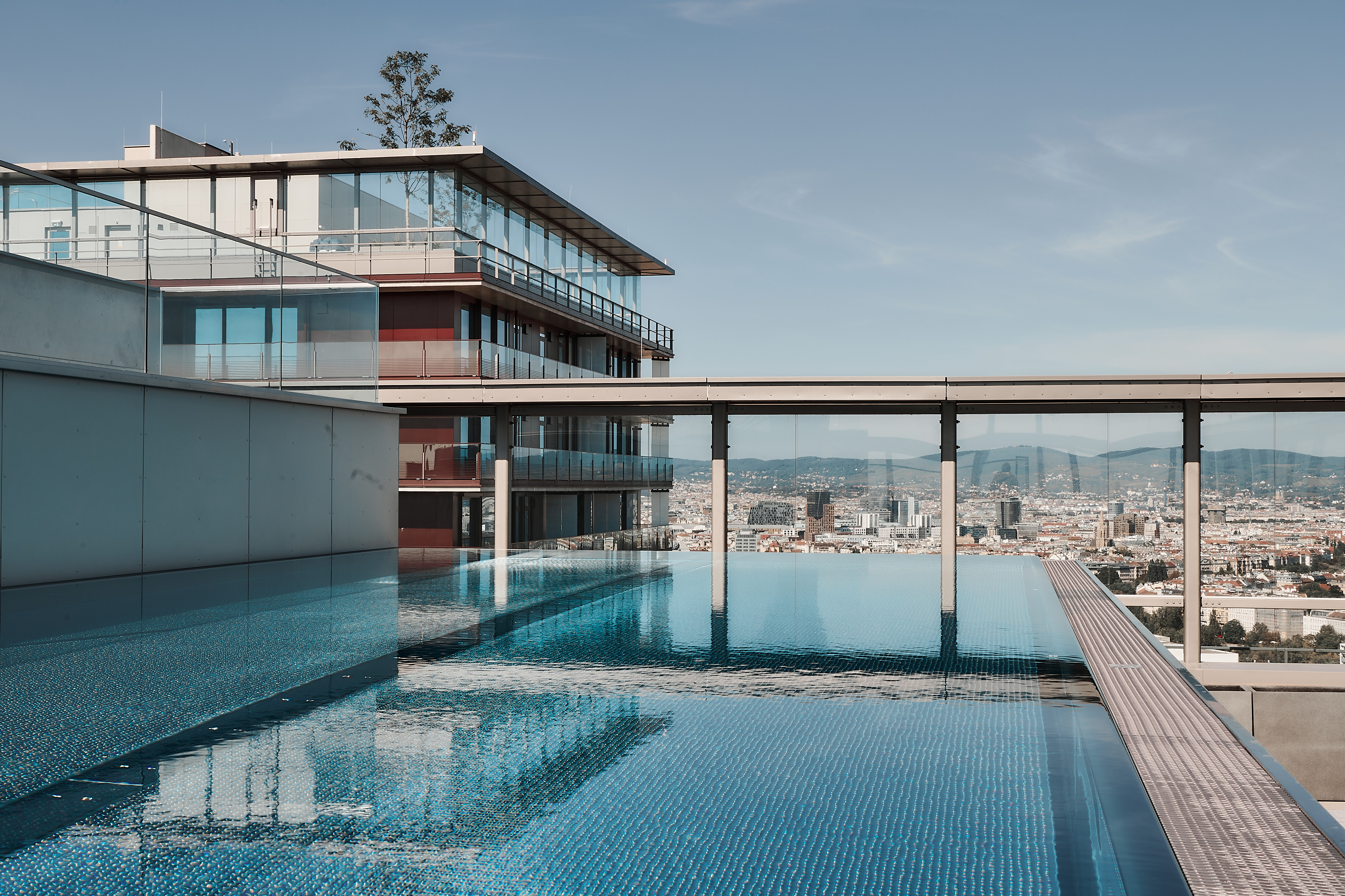Pool mit Rundumblick