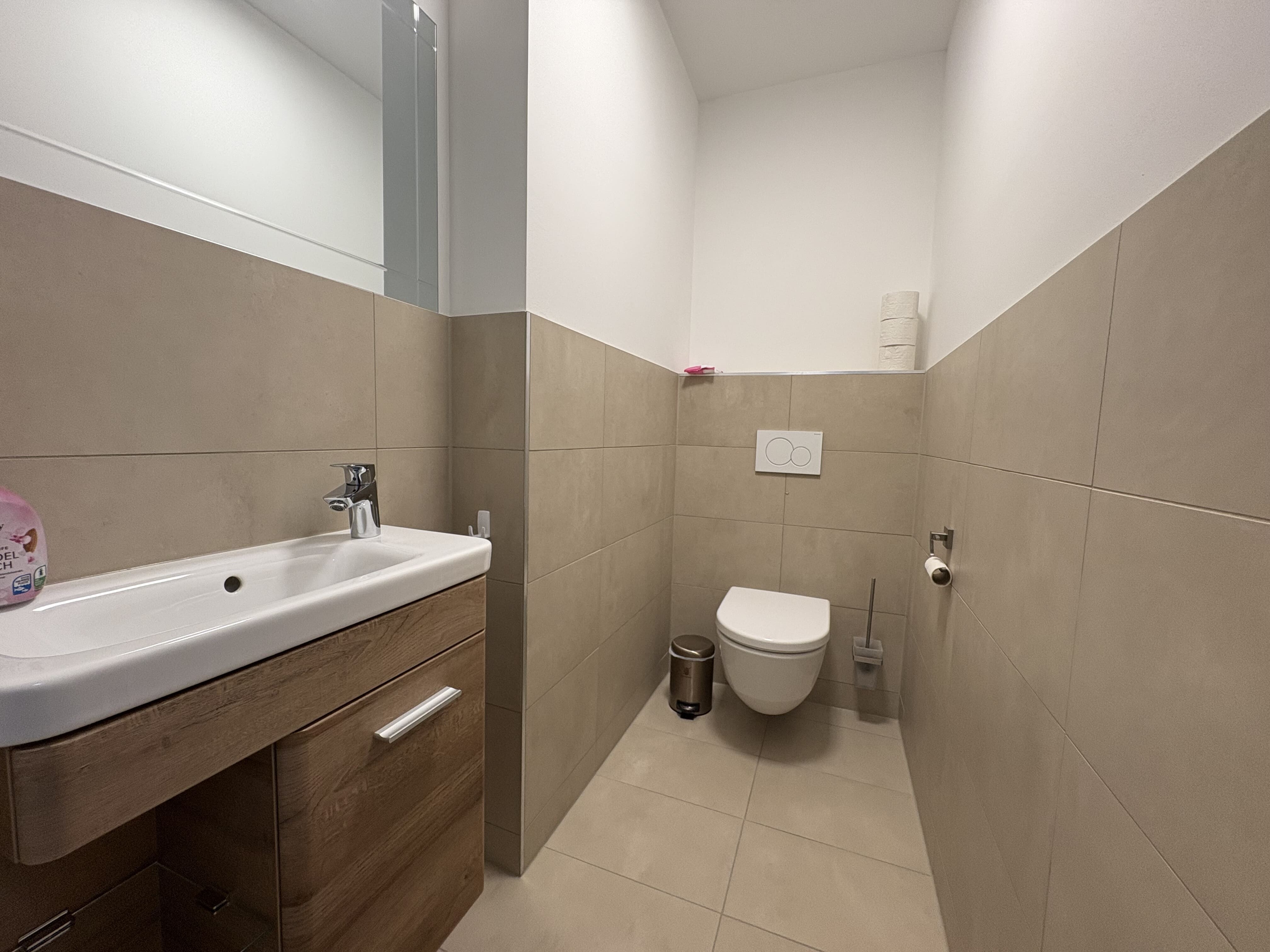 Separates WC mit Handwaschbecken