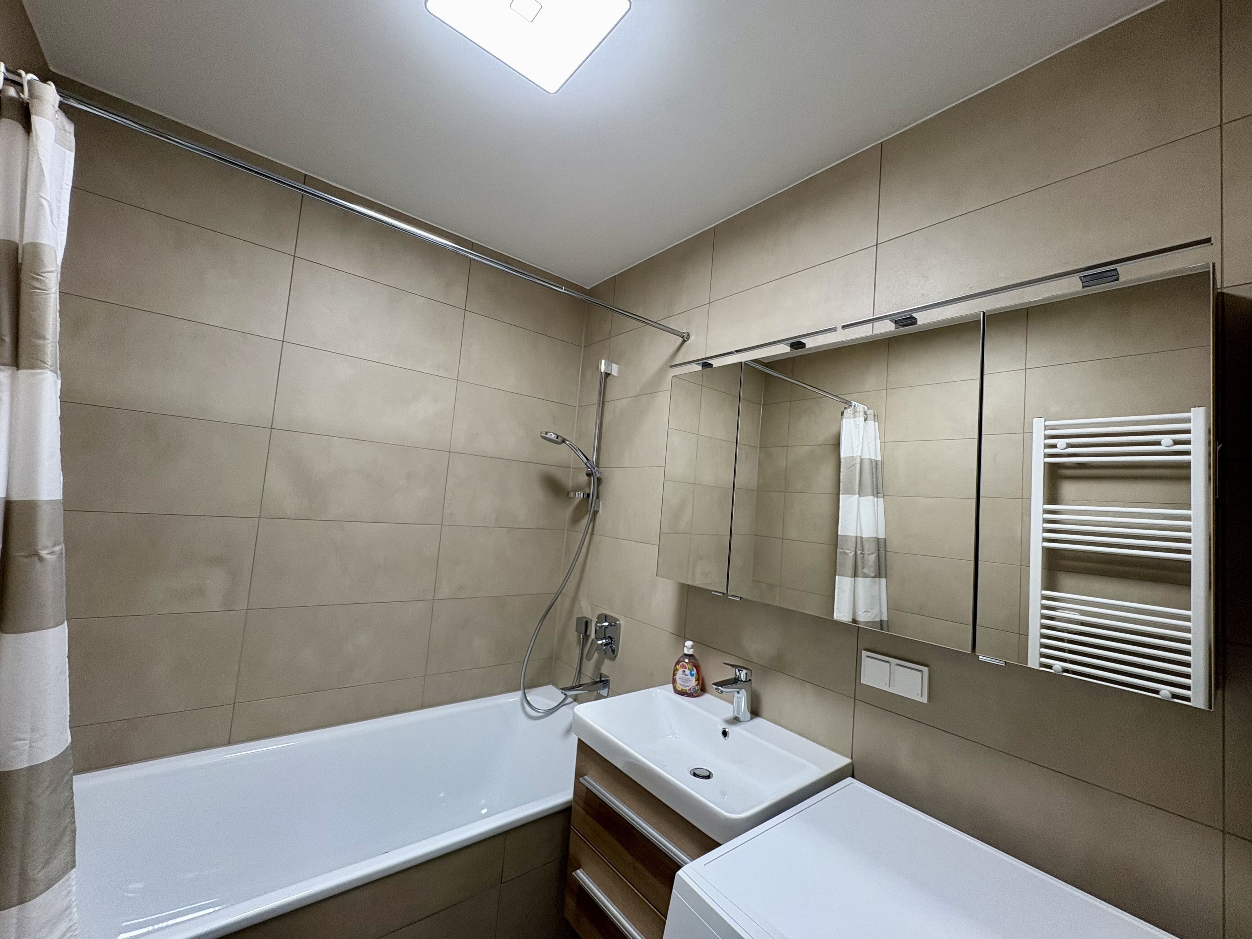 Badezimmer mit Waschmaschine
