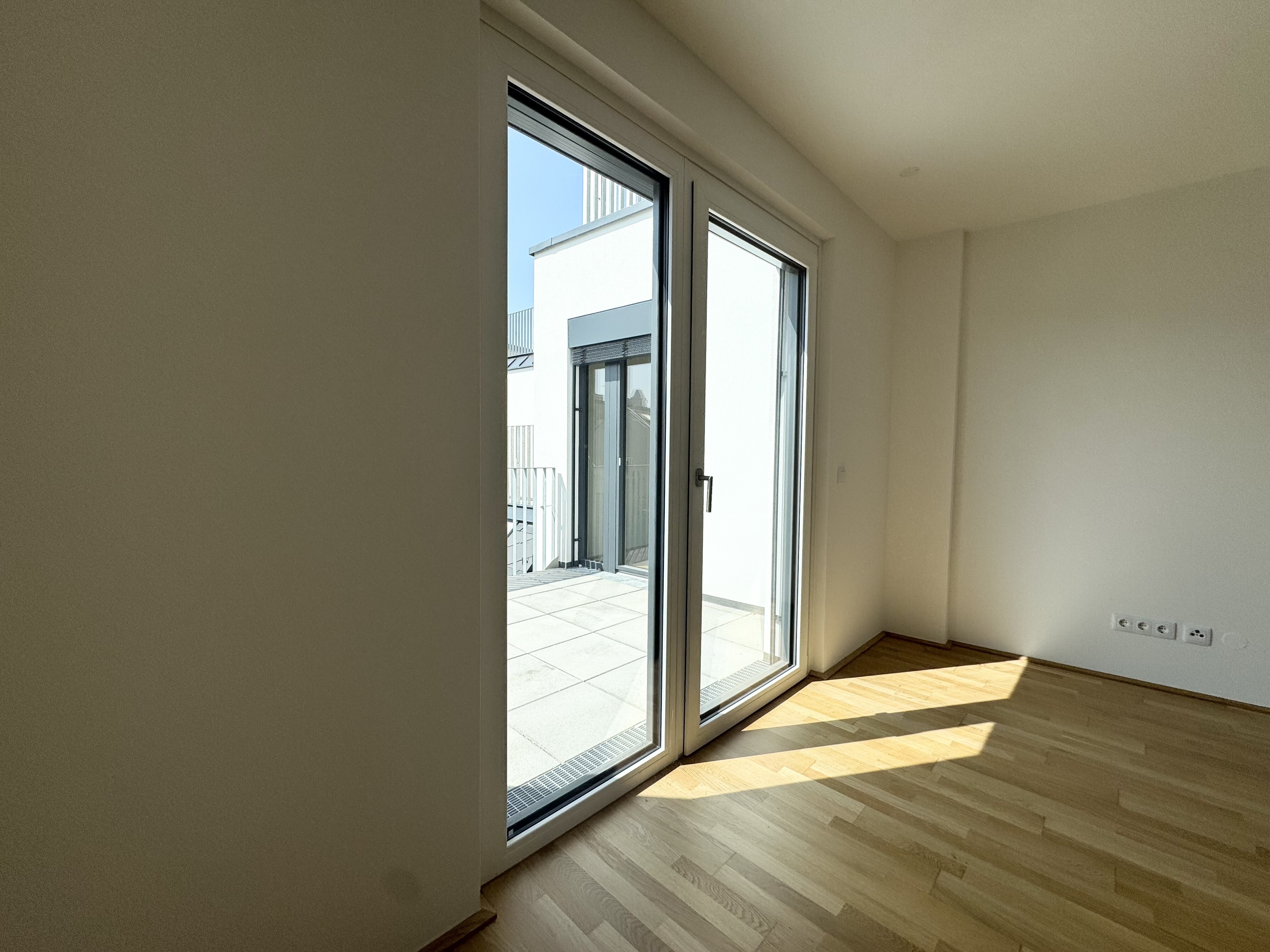 Wohnraum mit Blick auf Loggia