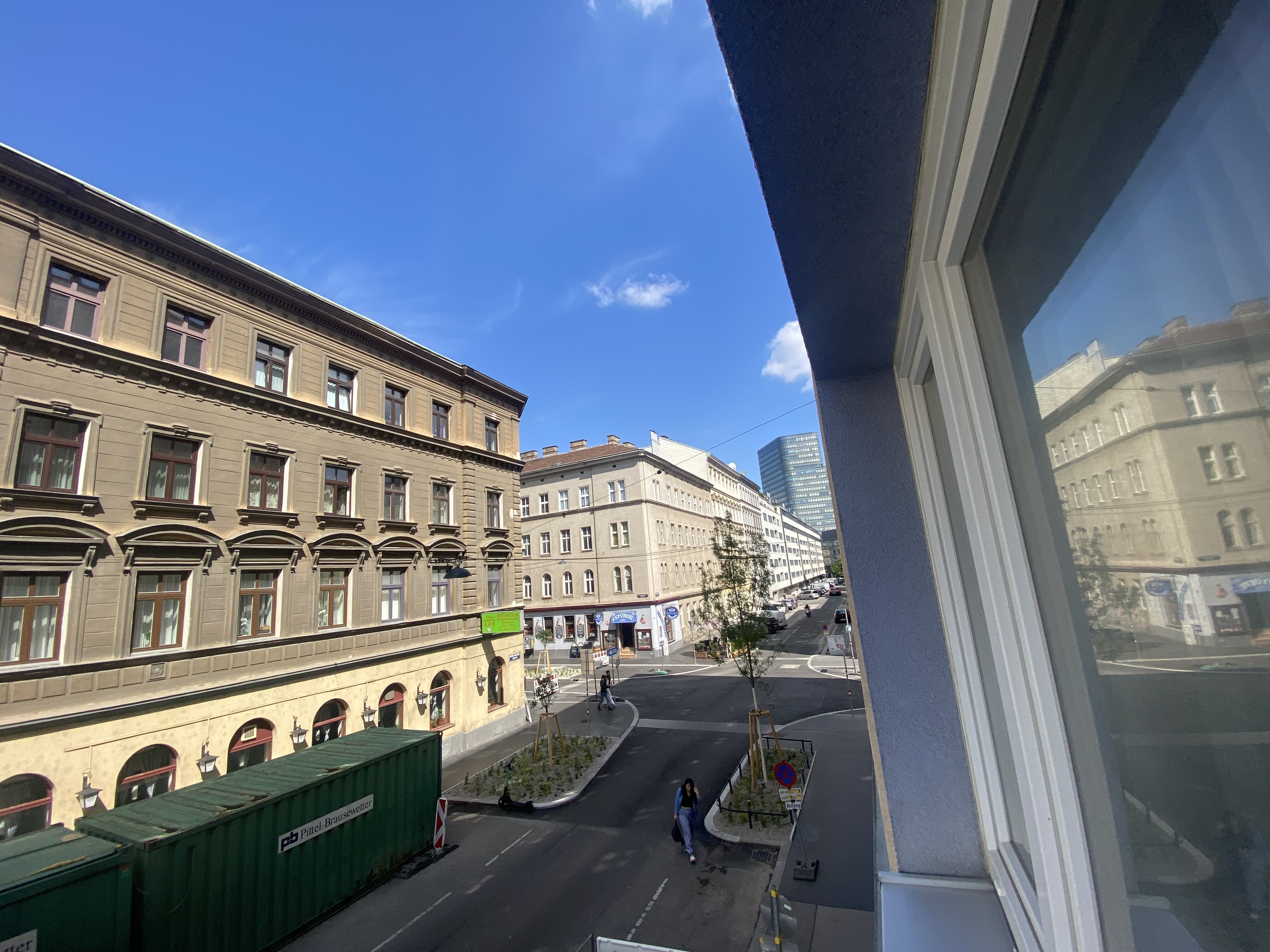 Ausblick auf frisch angelegte Blumenbeete vor dem Haus 