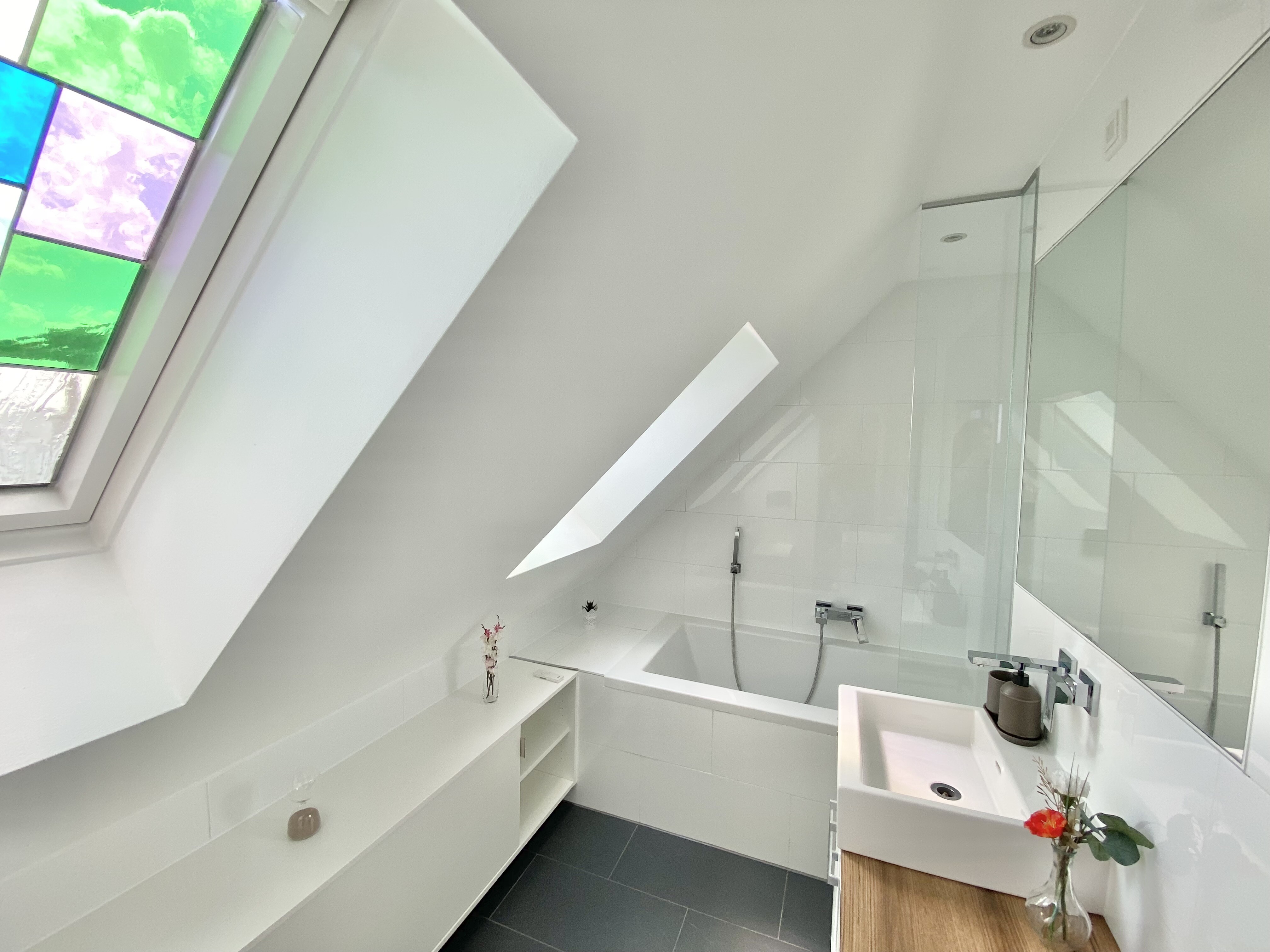 2. Bad mit Badewanne und Tageslicht 