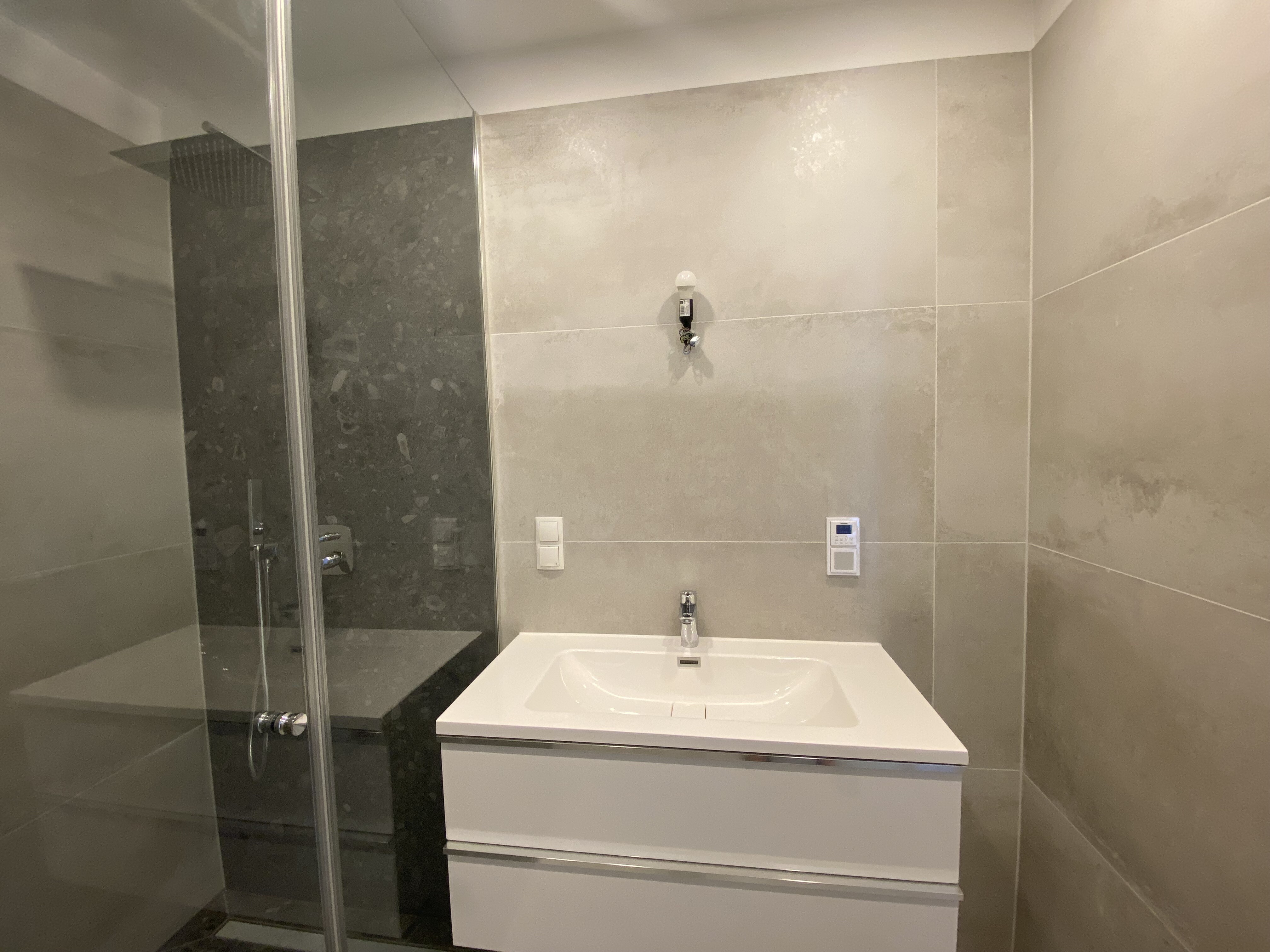 Elegantes Badezimmer mit Dusche