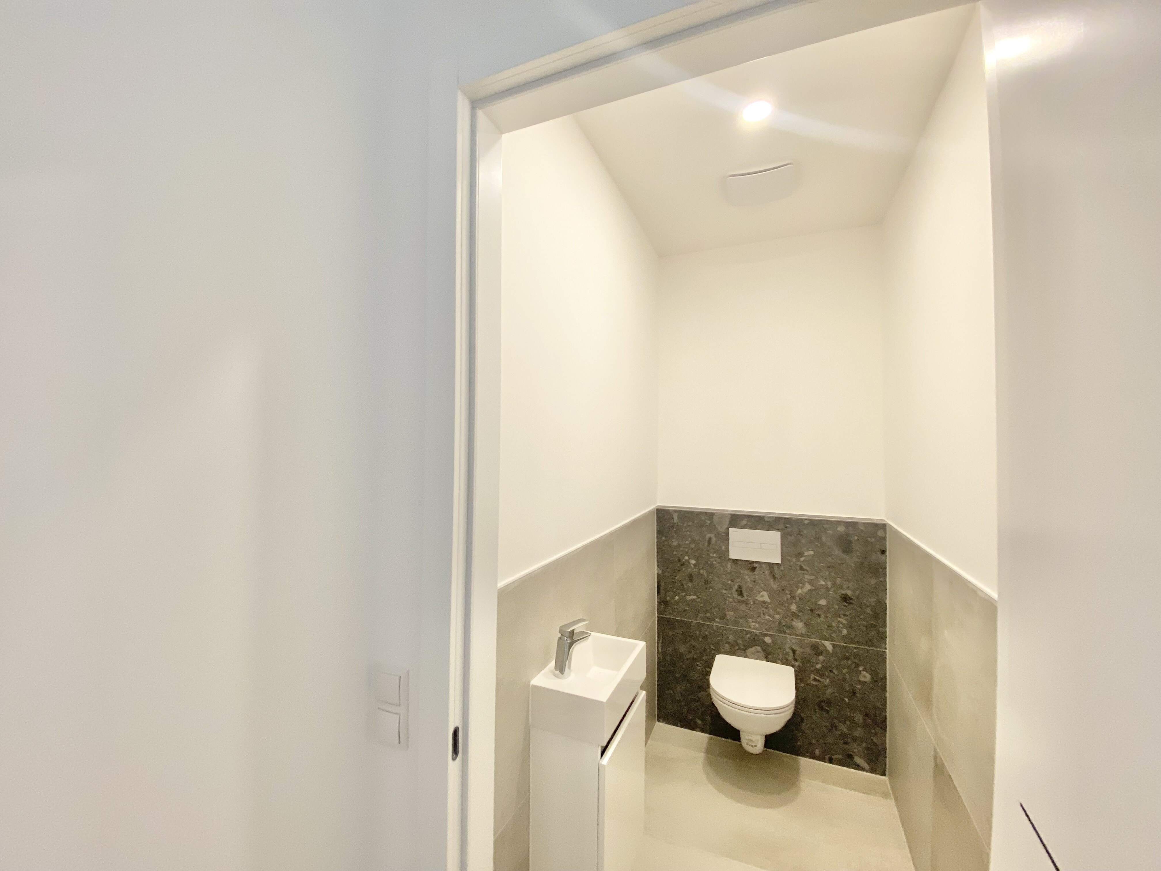 WC mit Waschbecken 