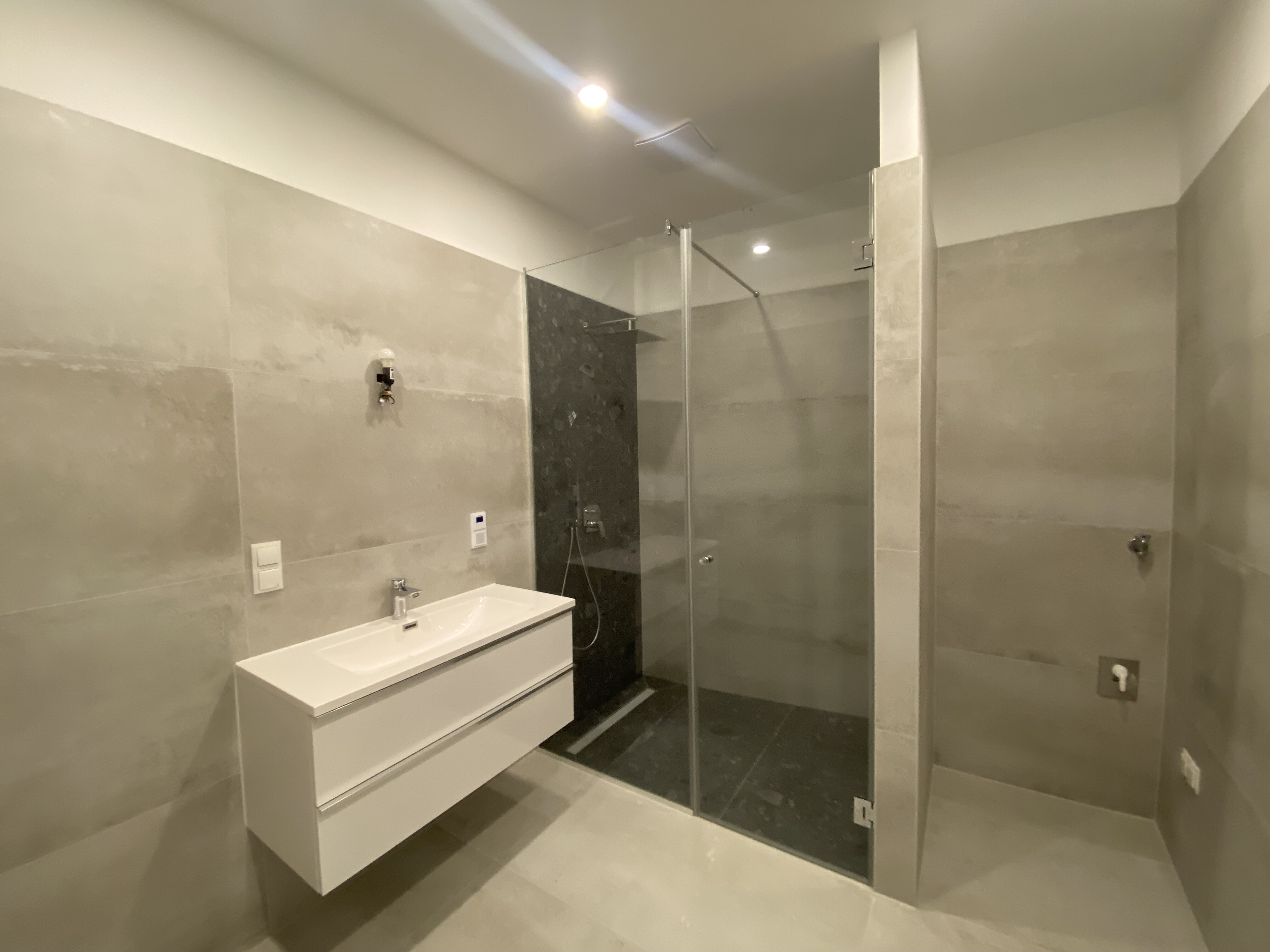 Badezimmer mit Dusche 